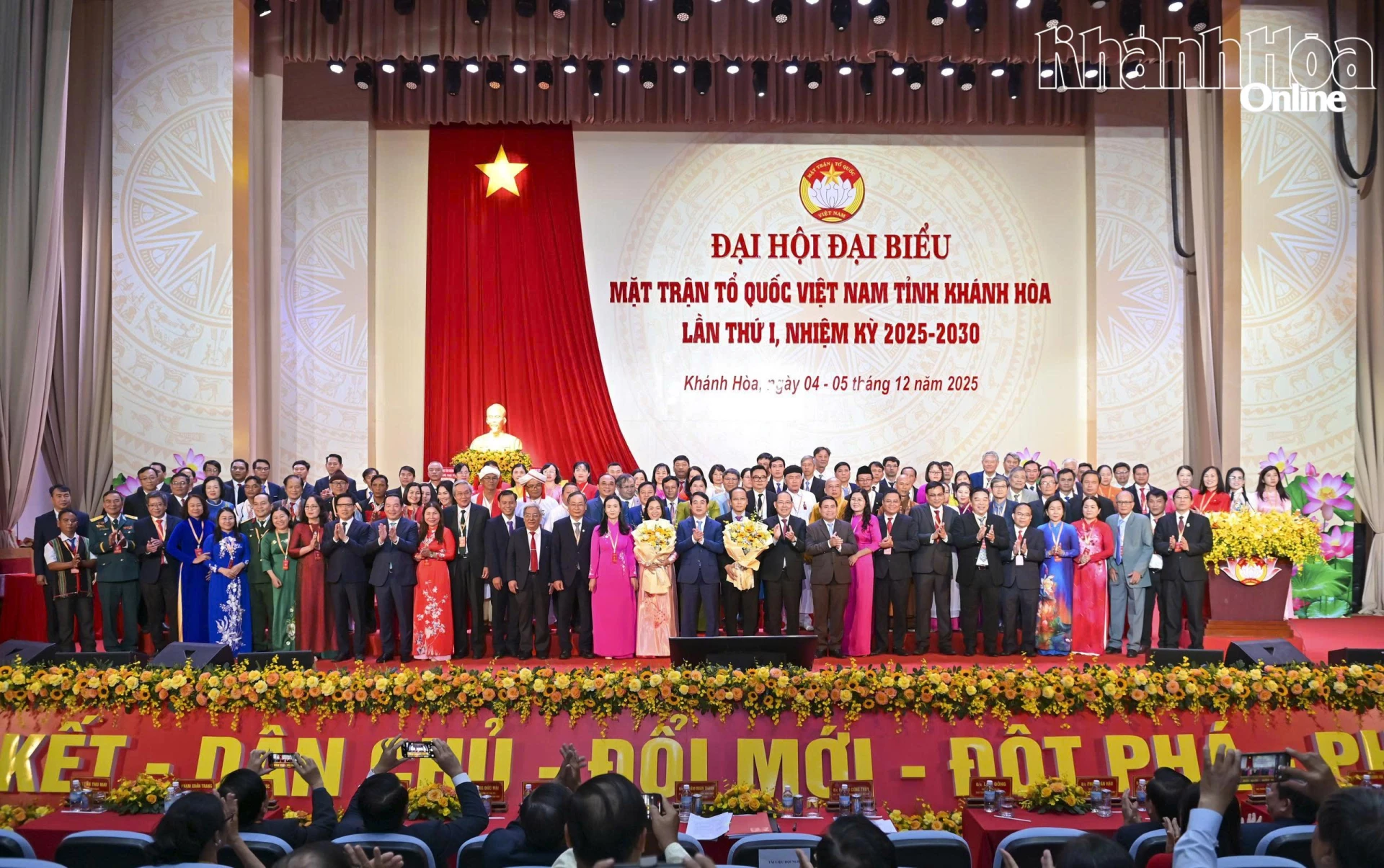 Các Ủy viên Ủy ban MTTQ Việt Nam tỉnh nhiệm kỳ mới ra mắt đại hội và nhận hoa chúc mừng của lãnh đạo Ủy ban Trung ương MTTQ Việt Nam và lãnh đạo tỉnh.  