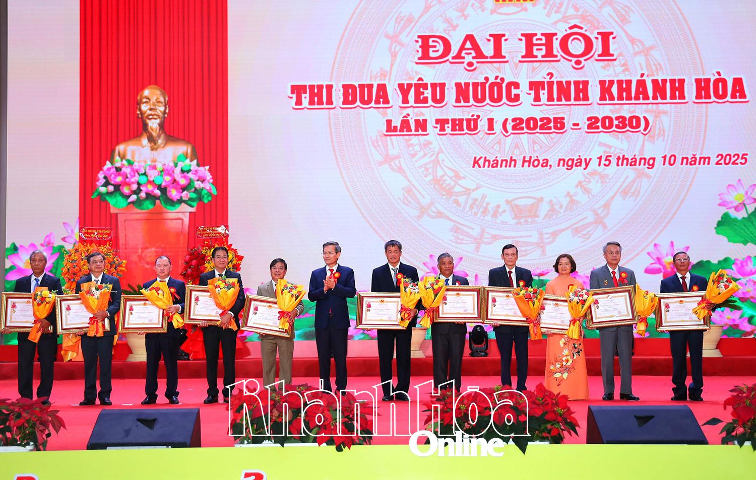 Thừa ủy quyền của Chủ tịch nước, Thứ trưởng Bộ Nội vụ Cao Huy trao Huân chương Lao động hạng Nhất, Nhì, Ba cho các cá nhân.  