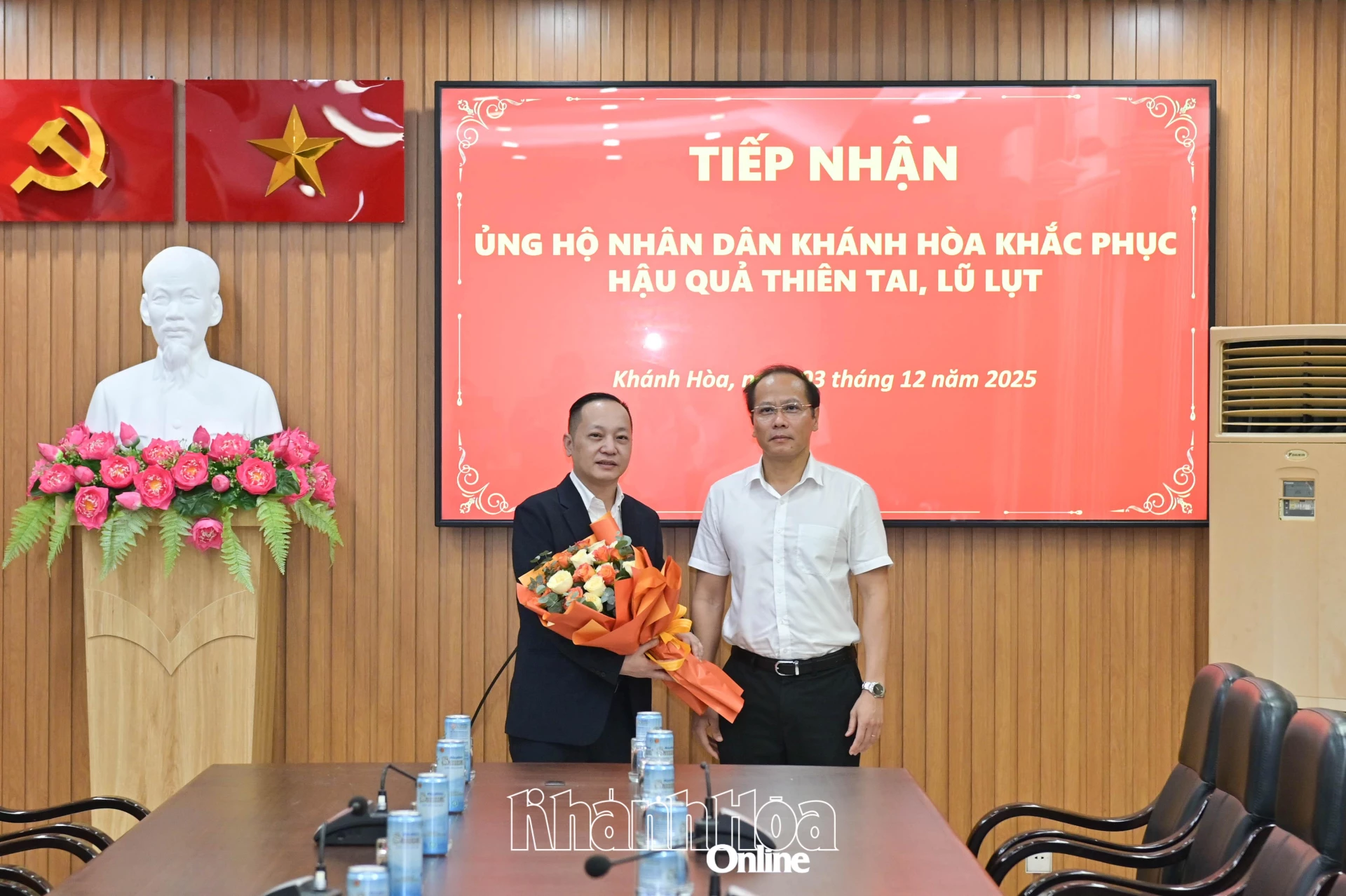 Đồng chí Nguyễn Khắc Hà tặng hoa tri ân đến đại diện Báo Nhân Dân.