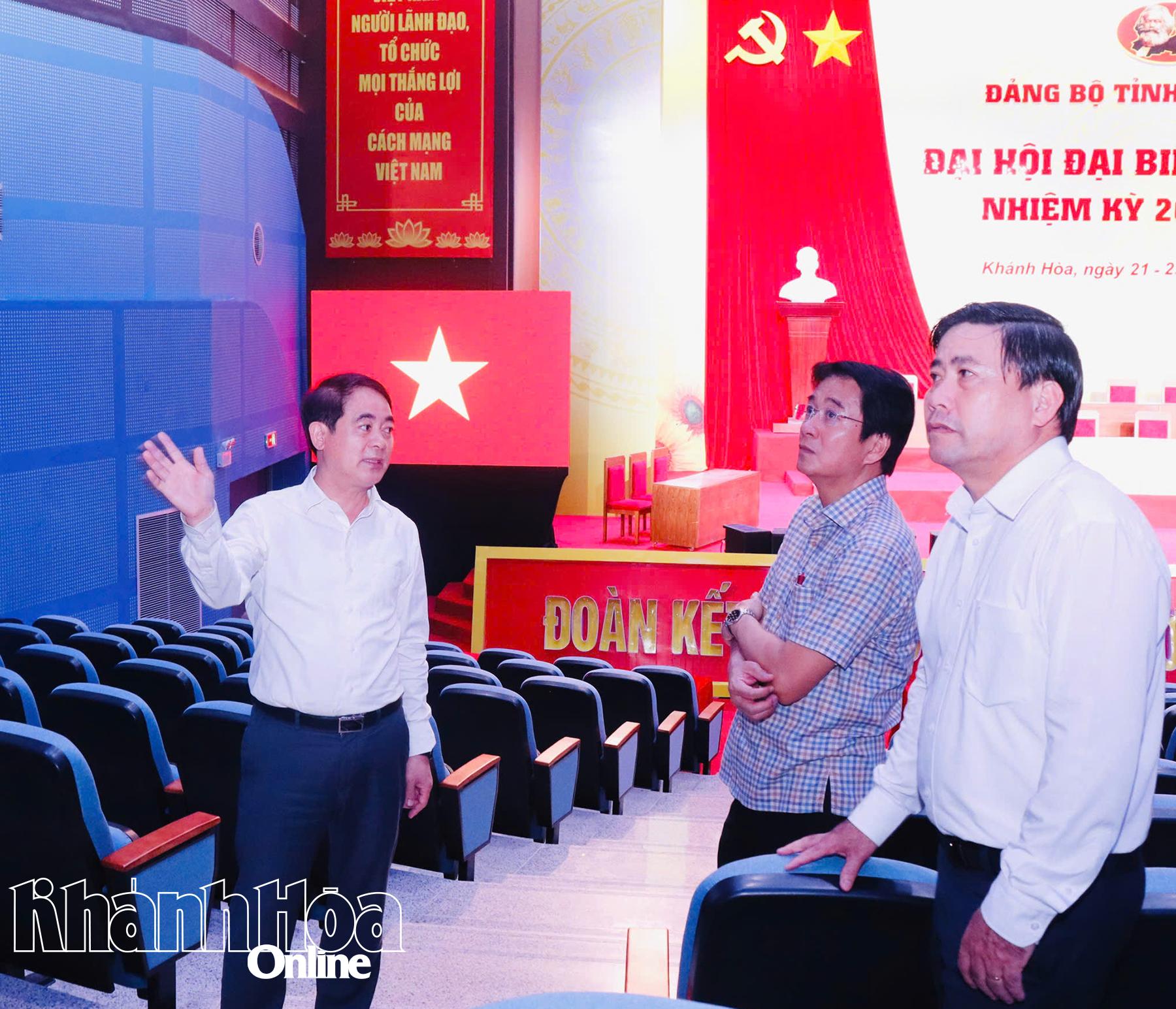 Bí thư Tỉnh ủy Nghiêm Xuân Thành kiểm tra hội trường tổ chức Đại hội đại biểu Đảng bộ tỉnh tại Cung Văn hóa Thiếu nhi tỉnh.