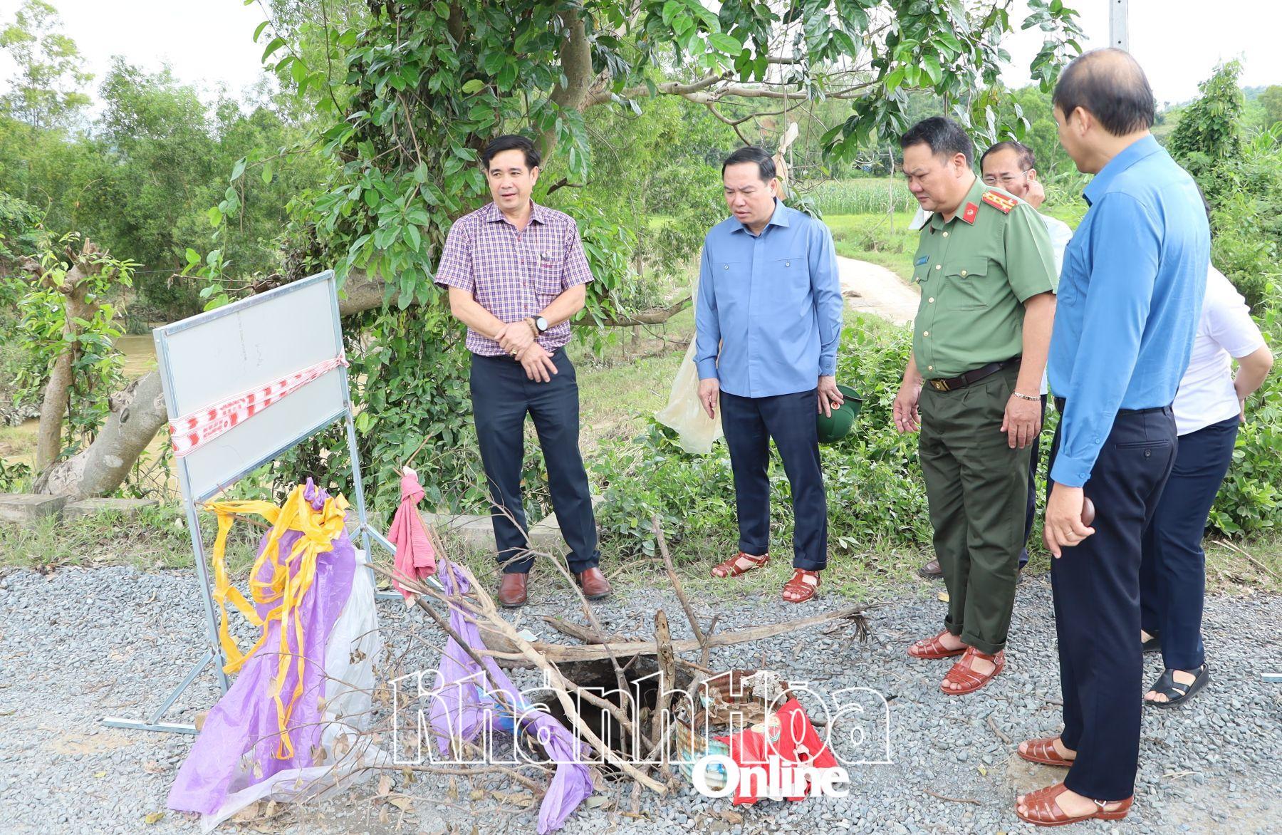 Đồng chí Hồ Xuân Trường kiểm tra điểm sụp lún giám cầu Cây Sao (xã Hòa Trí).