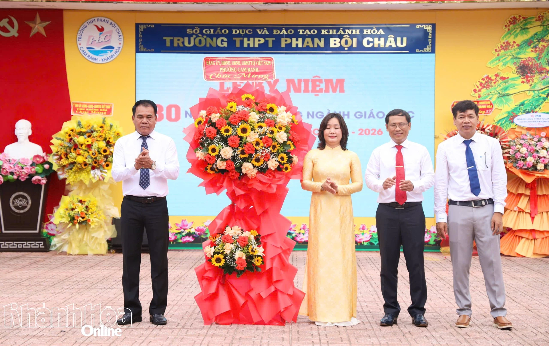 Đồng chí Lê Ngọc Thạch - Bí thư Đảng ủy, Chủ tịch HĐND phường Cam Ranh tặng hoa chúc mừng nhà trường