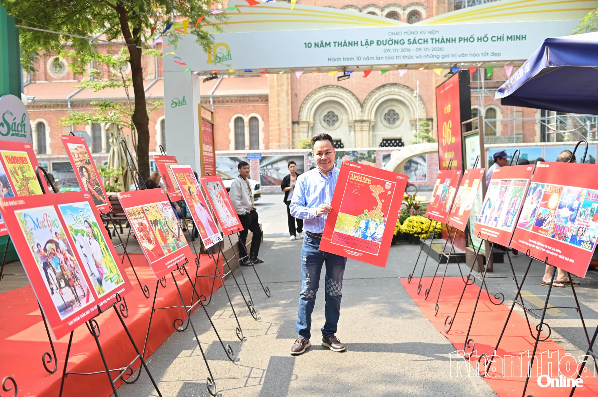 Tác giả Trung Nghĩa tại không gian triển lãm.