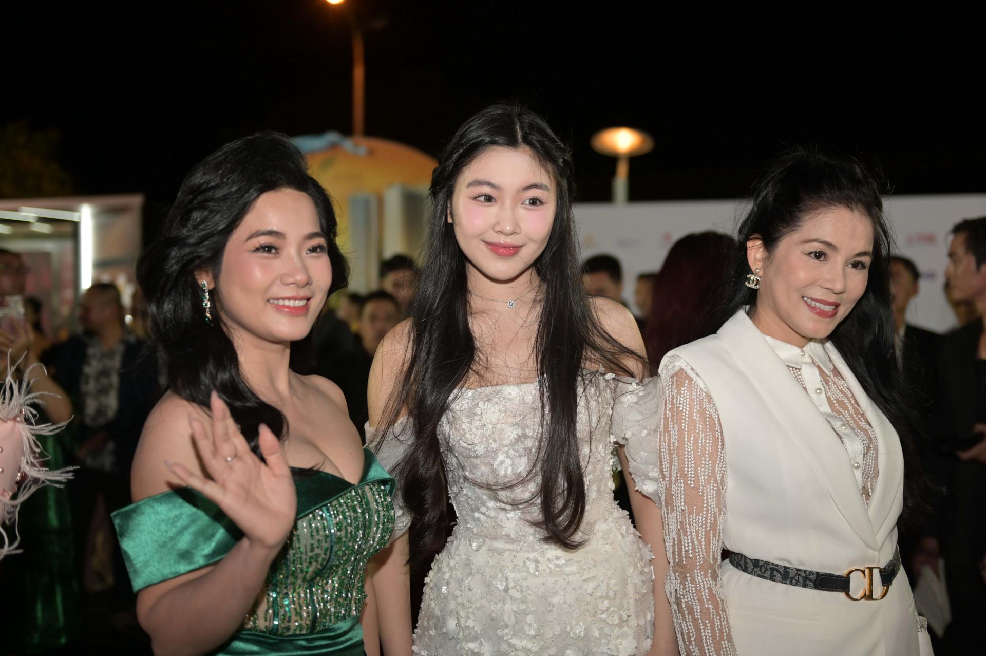 Lọ lem, con gái nghệ sĩ Quyền Linh cùng tham gia sự kiện.