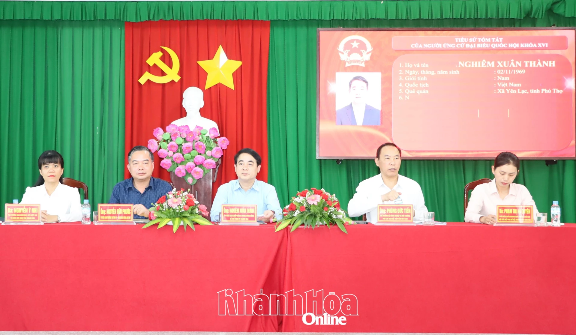 Những người ứng cử đại biểu Quốc hội khóa XVI và đại biểu HĐND tỉnh tiếp xúc cử tri xã Đại Lãnh.