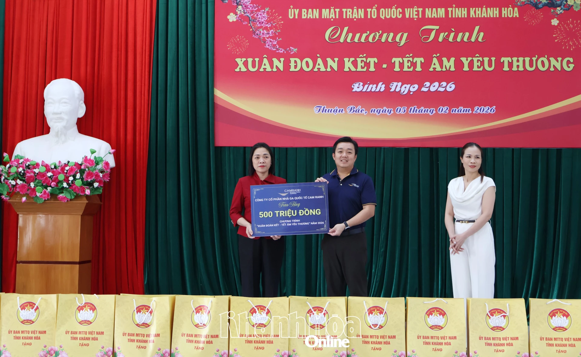 Phó Chủ tịch Thường trực Ủy ban MTTQ Việt Nam tỉnh Trần Thu Mai tiếp nhận ủng hộ từ đại diện Công ty Cổ phần Nhà ga Cam Ranh.