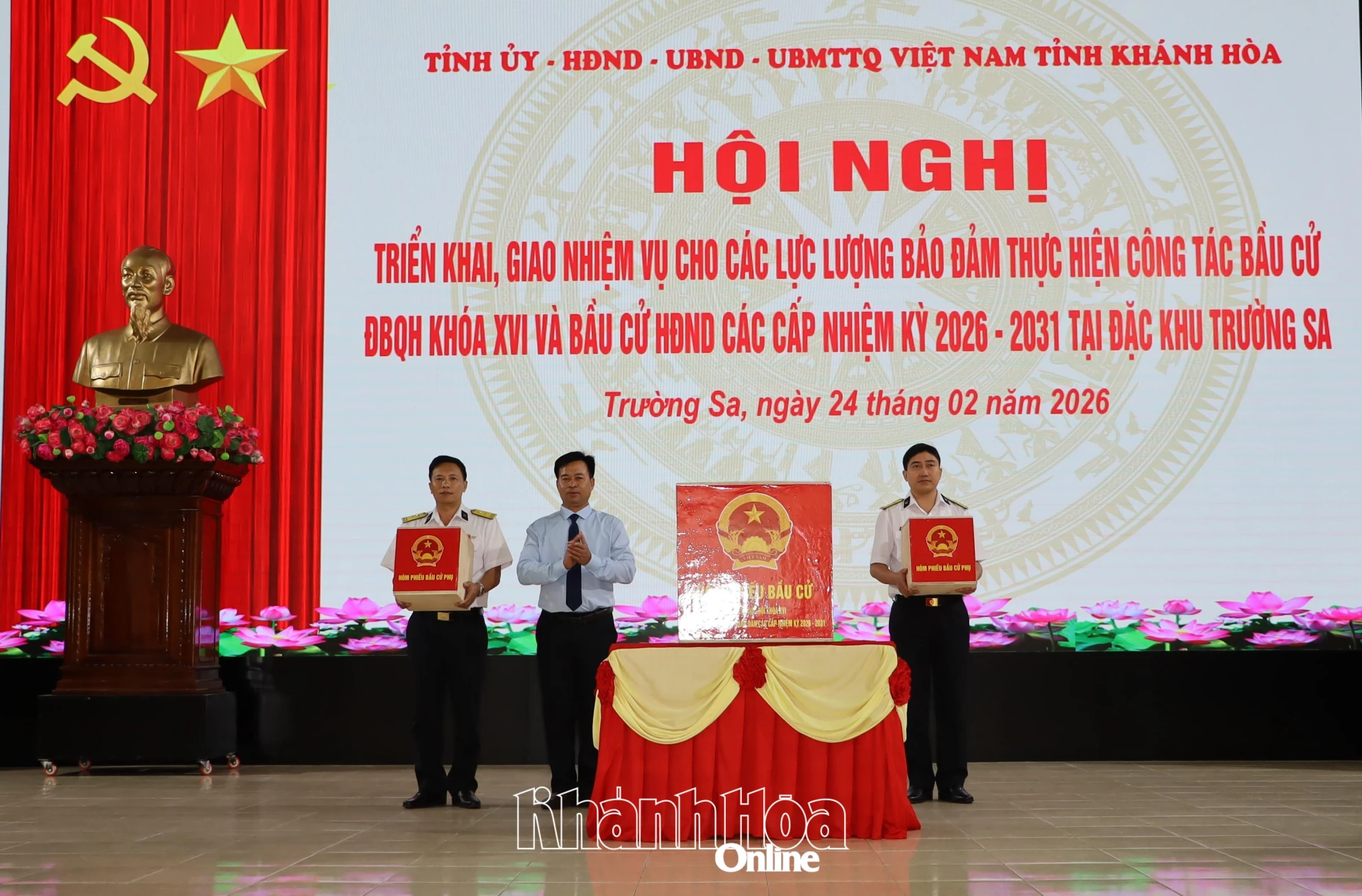 Lãnh đạo Đặc khu Trường Sa bàn giao hòm phiếu cho các lực lượng thực hiện công tác bầu cử đại biểu Quốc hội khóa XVI và đại biểu HĐND các cấp, nhiệm kỳ 2026-2031 tại Đặc khu Trường Sa.