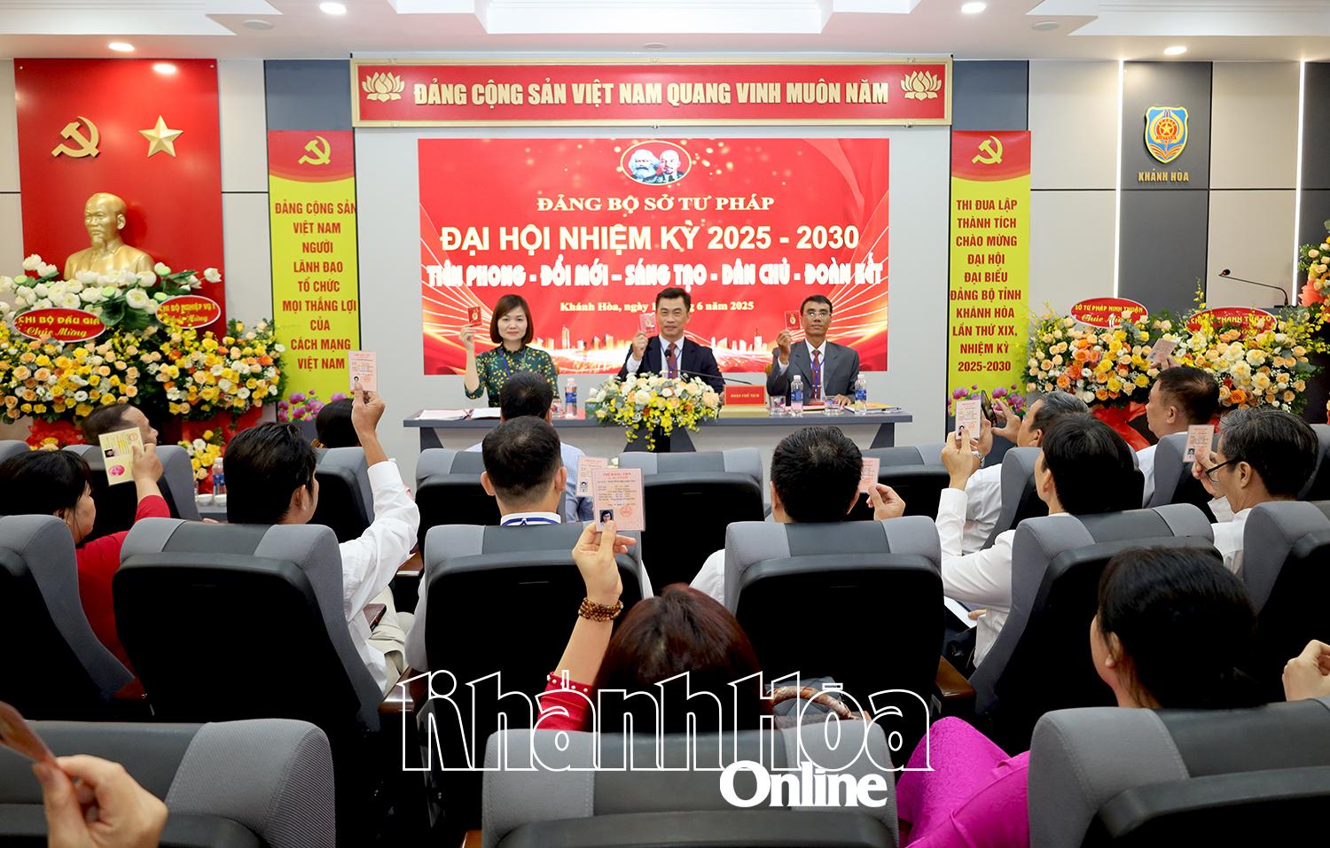 Đại biểu biểu quyết thông qua dự thảo Nghị quyết Đại hội.