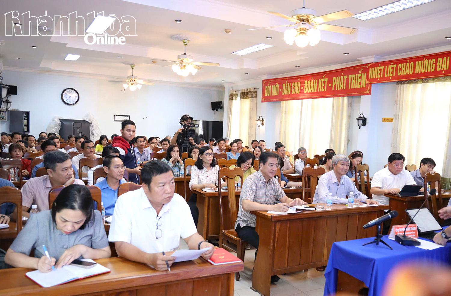 Quang cảnh cuộc họp.