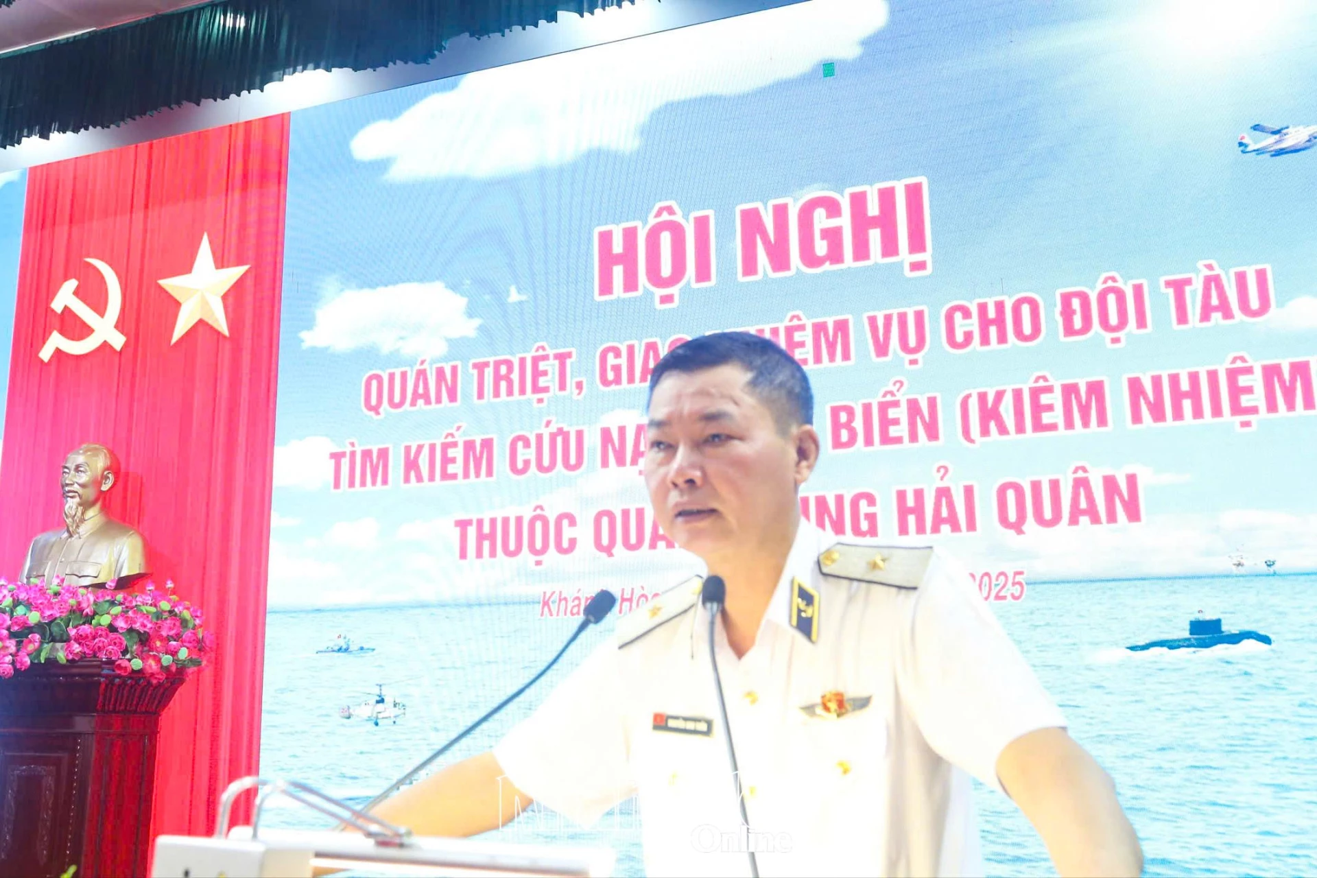 Chuẩn Đô đốc Nguyễn Anh Tuấn giao nhiệm vụ cho đội tàu tìm kiếm cứu nạn trên biển.  
