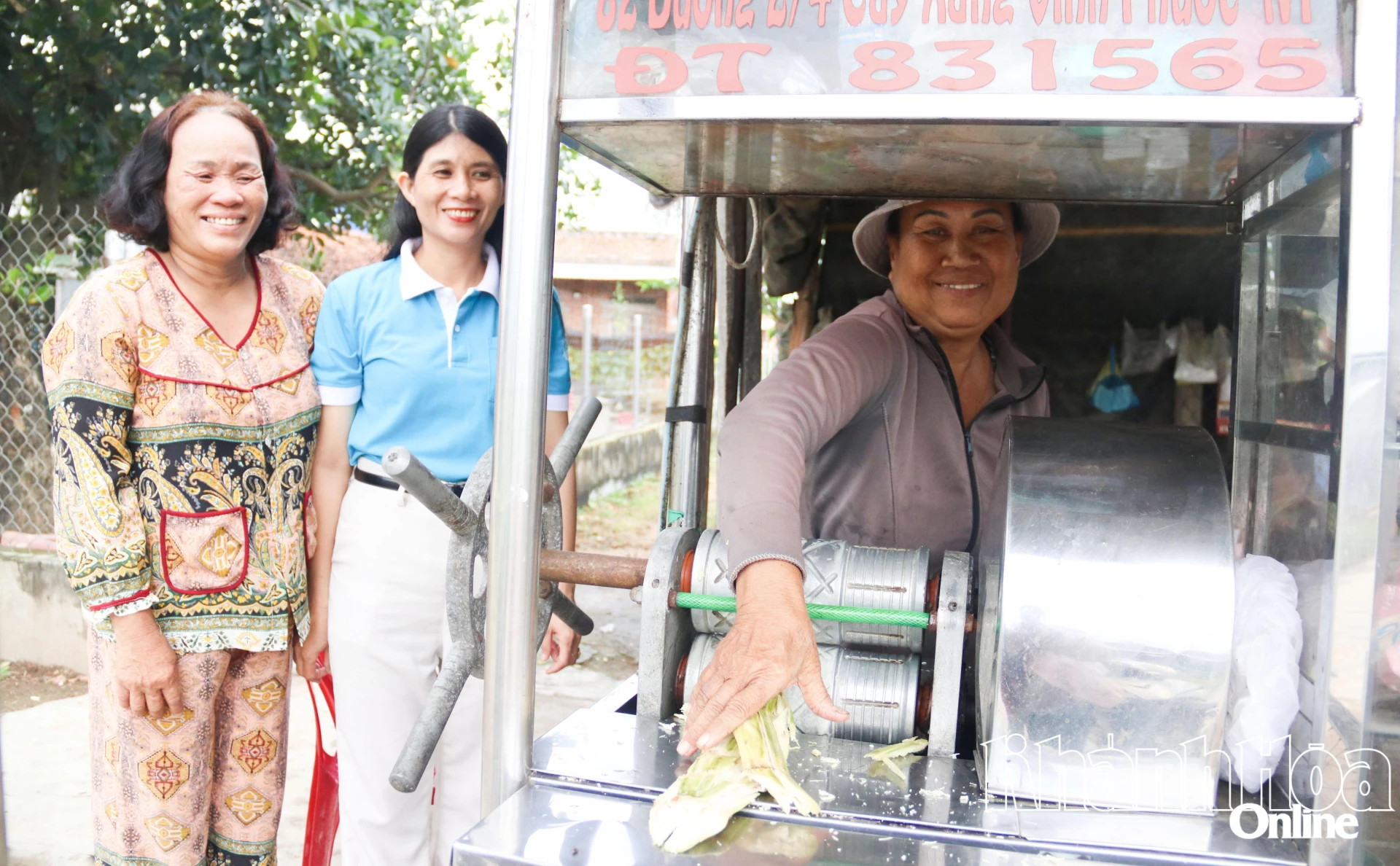 Máy ép nước mía đã giúp chị em bà Nga (bìa phải) có thêm thu nhập.