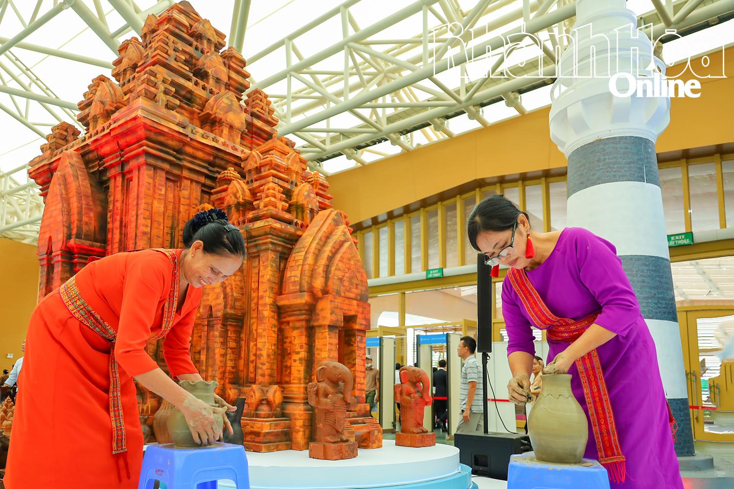 Nghệ thuật làm gốm của người Chăm được giới thiệu tại một sự kiện ở Thủ đô Hà Nội.