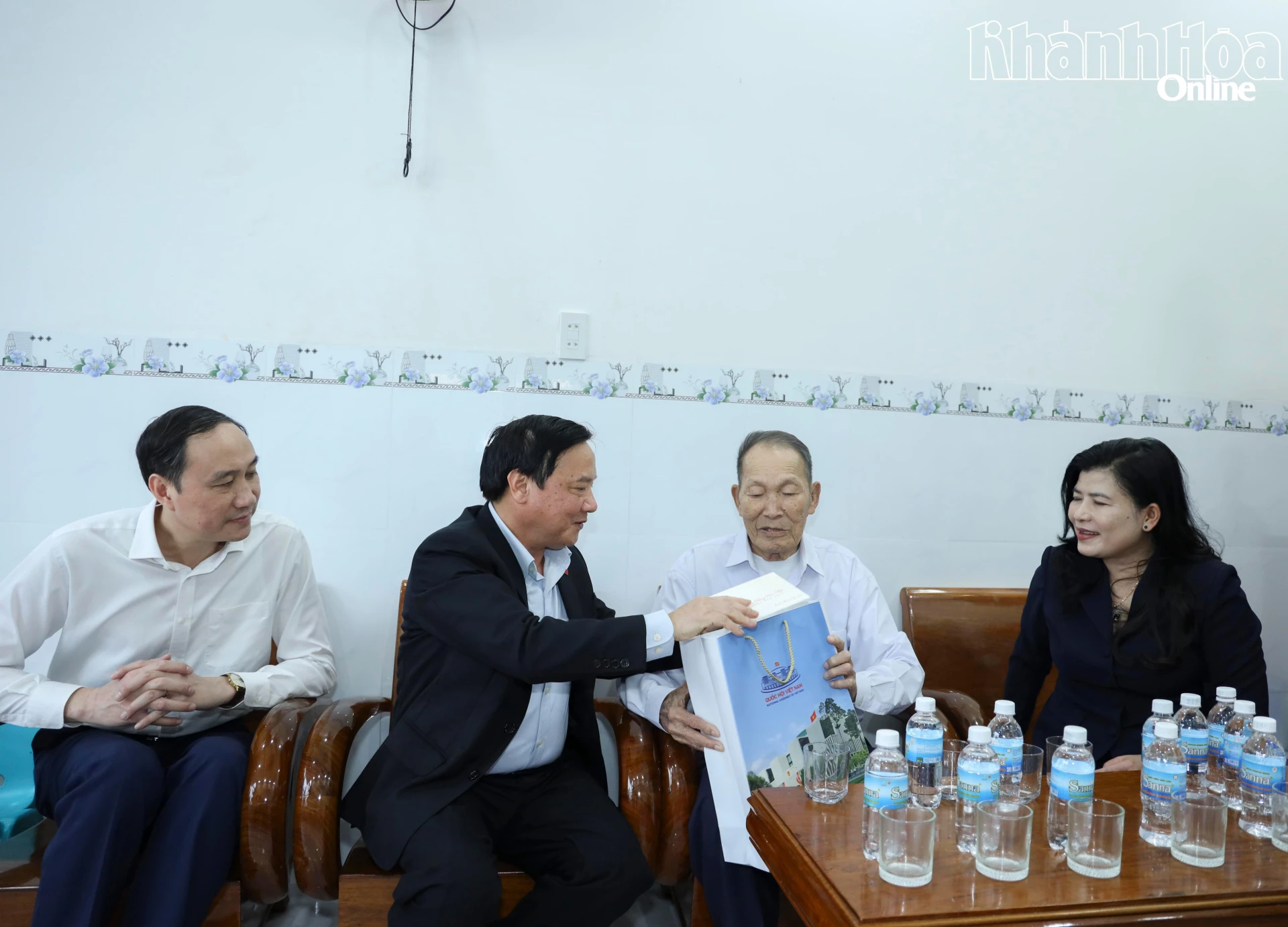 Phó Chủ tịch Quốc hội Nguyễn Khắc Định tặng quà Anh hùng Lực lượng vũ trang nhân dân Phan Nhạn.