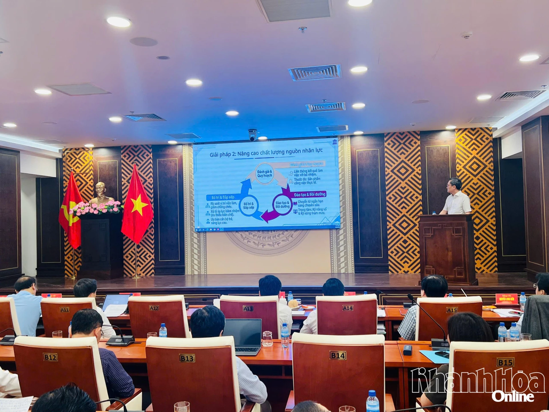 Lãnh đạo Đảng ủy phường Ninh Hòa báo cáo đề án 