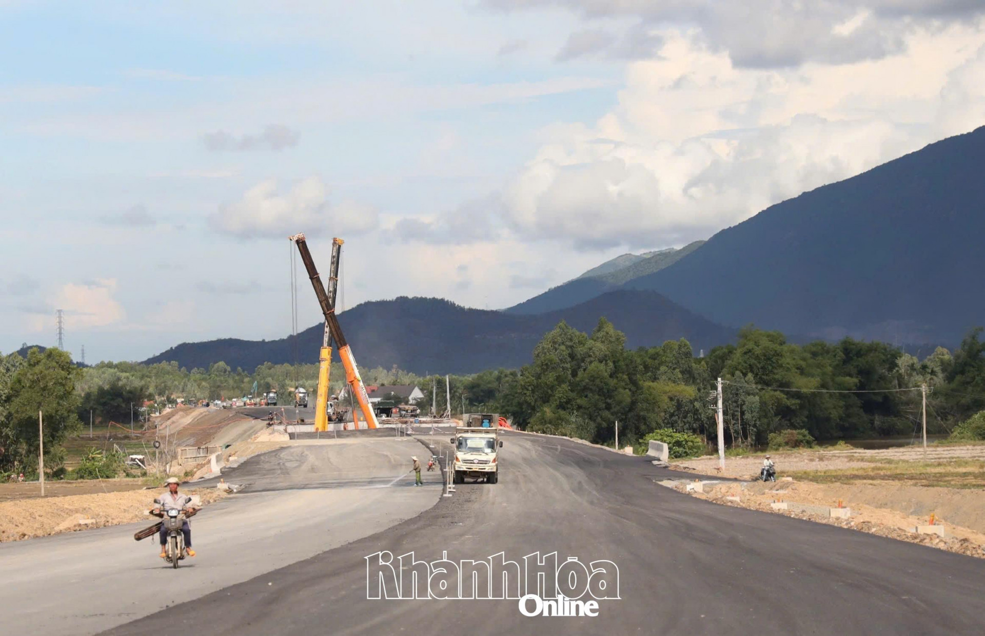 Dự án Đường bộ cao tốc Khánh Hòa - Buôn Ma Thuột đã có nhiều đoạn được thảm nhựa