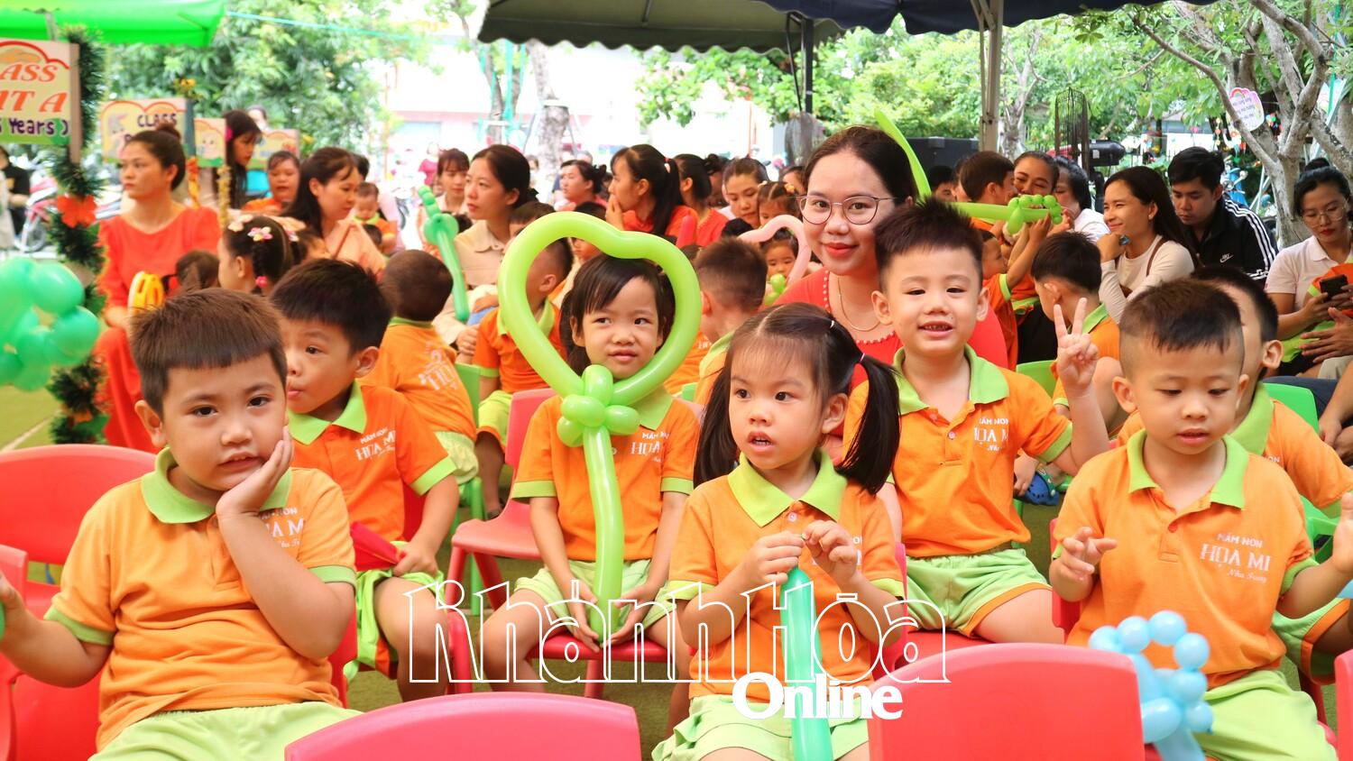 Cô trò cùng háo hức chào đón năm học mới.