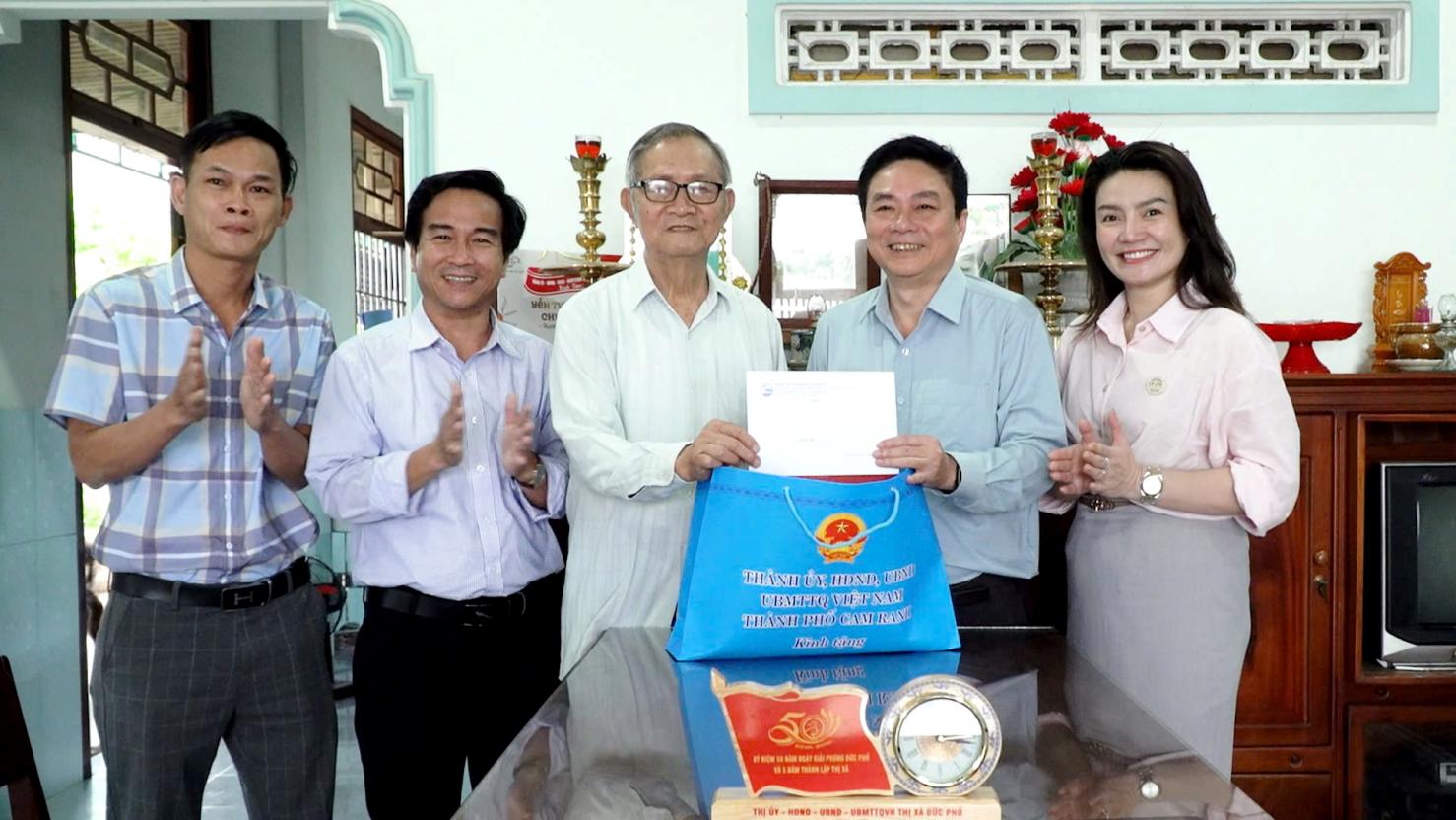 Bí thư thành ủy Cam Ranh thăm, tặng quà ông Hồ Văn Tài, phường Xam Nghĩa 