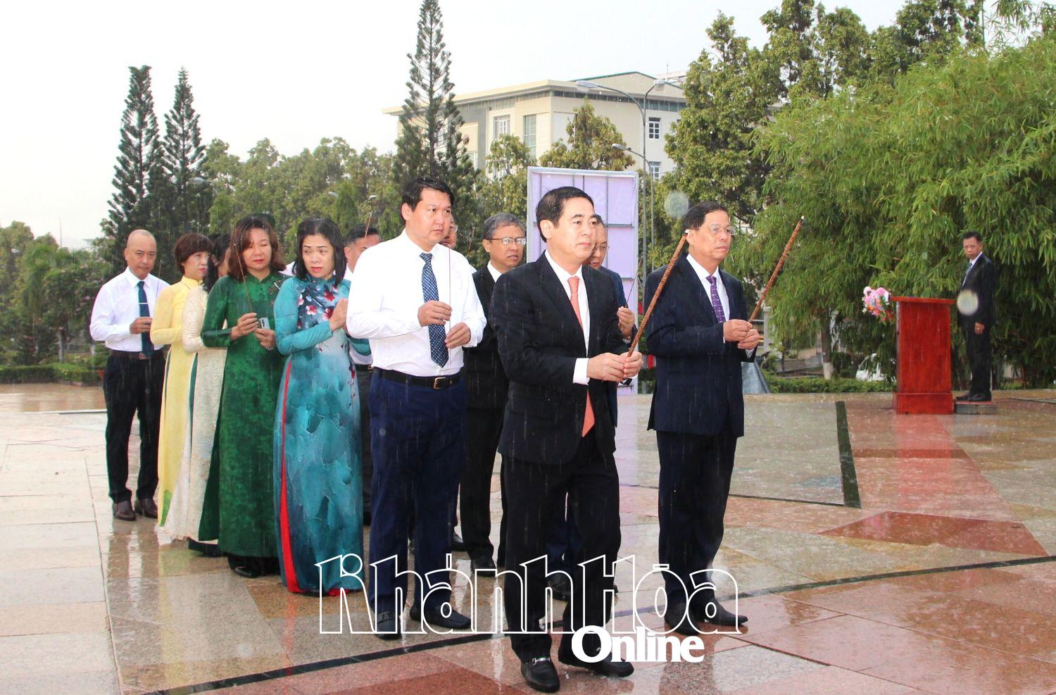Các đại biểu dâng hương tưởng nhớ công ơn Bác Hồ.