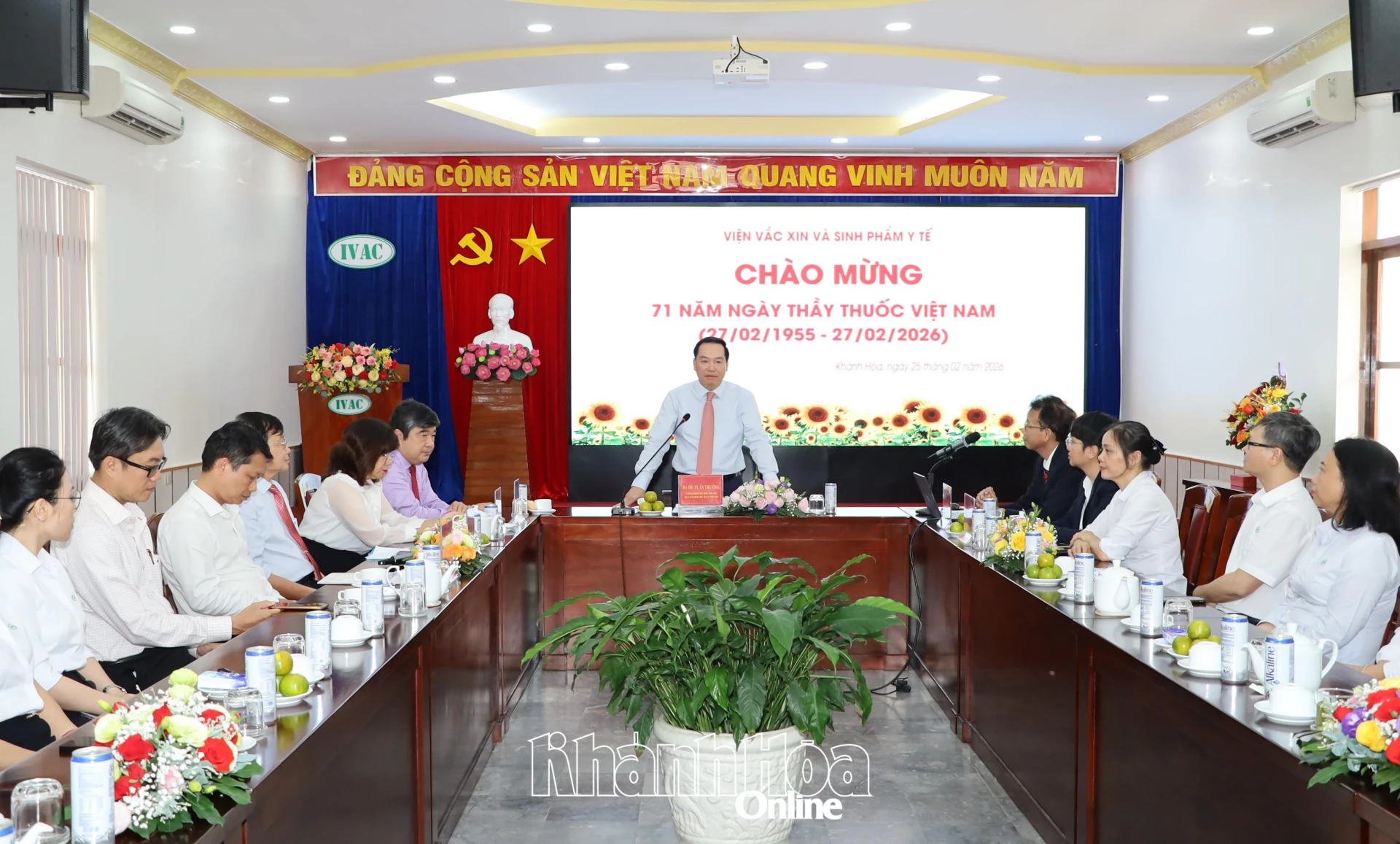 Đồng chí Hồ Xuân Trường phát biểu tại buổi thăm, chúc mừng Viện Vắc xin và Sinh phẩm Y tế.