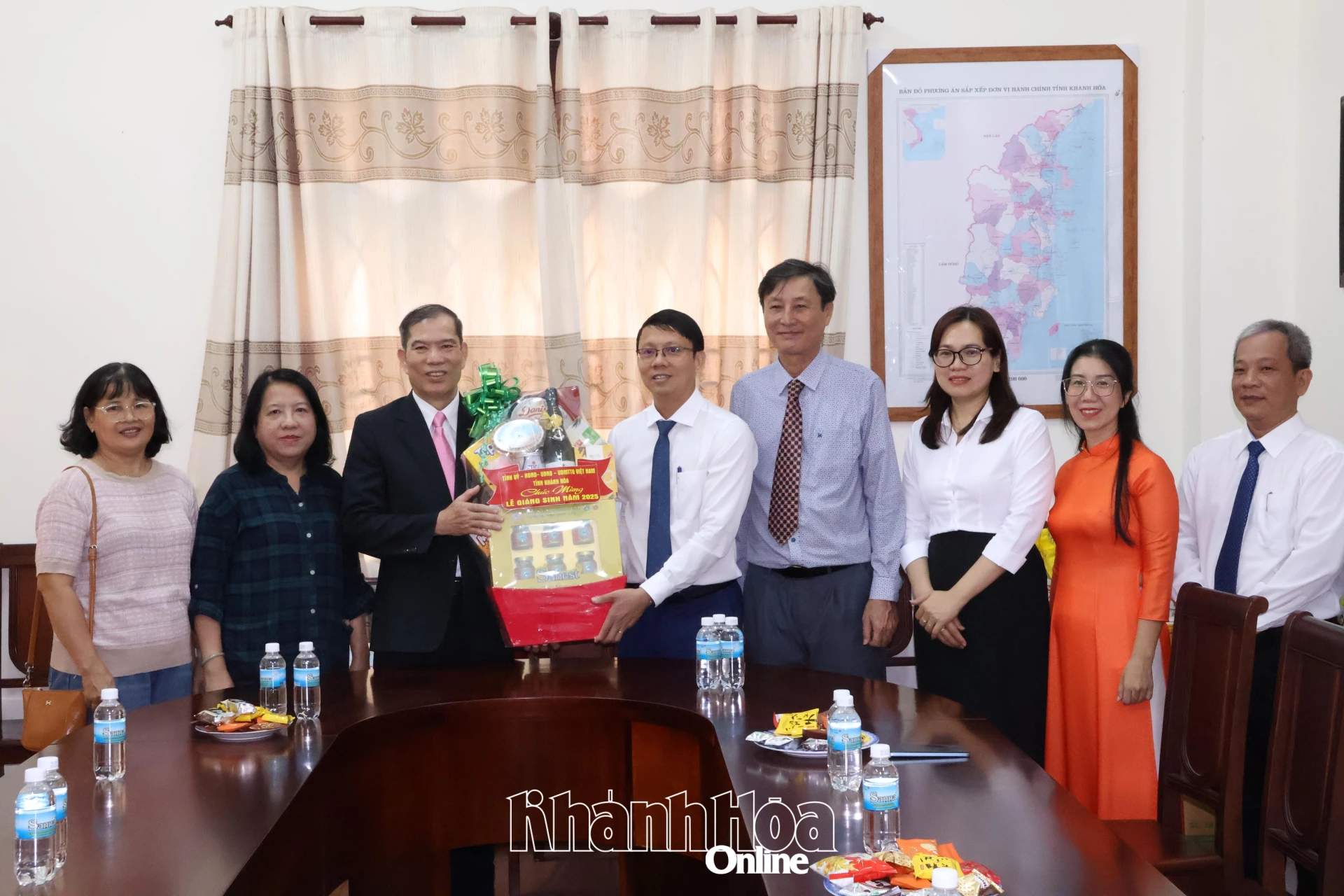 Đồng chí Nguyễn Thanh Hà thăm và chúc mừng Mục sư Phạm Sính, Ủy viên Tổng Liên hội Hội thánh Tin lành Việt Nam (miền Nam).