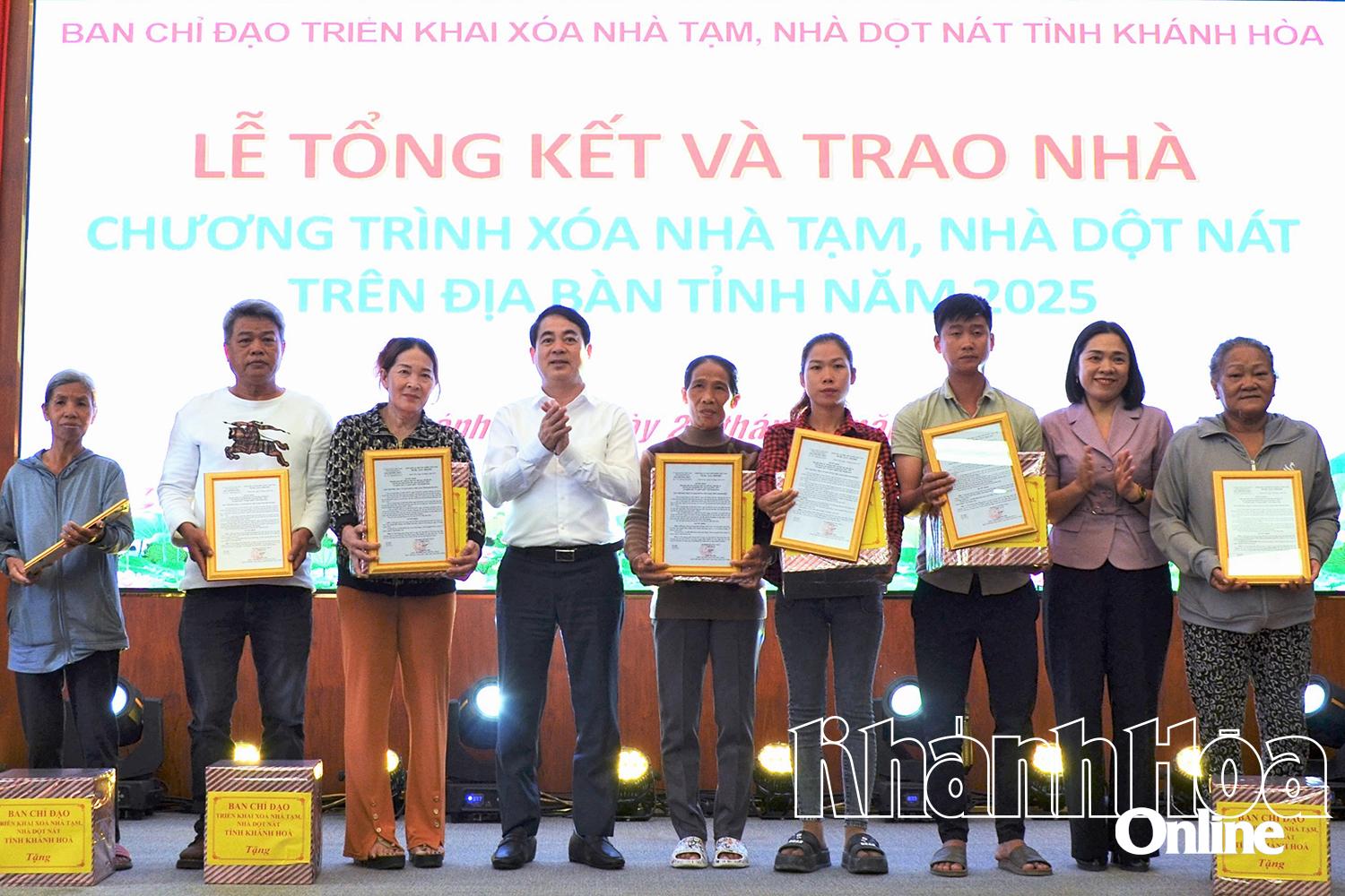 Bí thư Tỉnh ủy Nghiêm Xuân Thành và Phó Chủ tịch Thường trực Ủy ban MTTQ Việt Nam tỉnh Trần Thu Mai trao bảng tượng trưng nhà và quà cho các hộ dân.