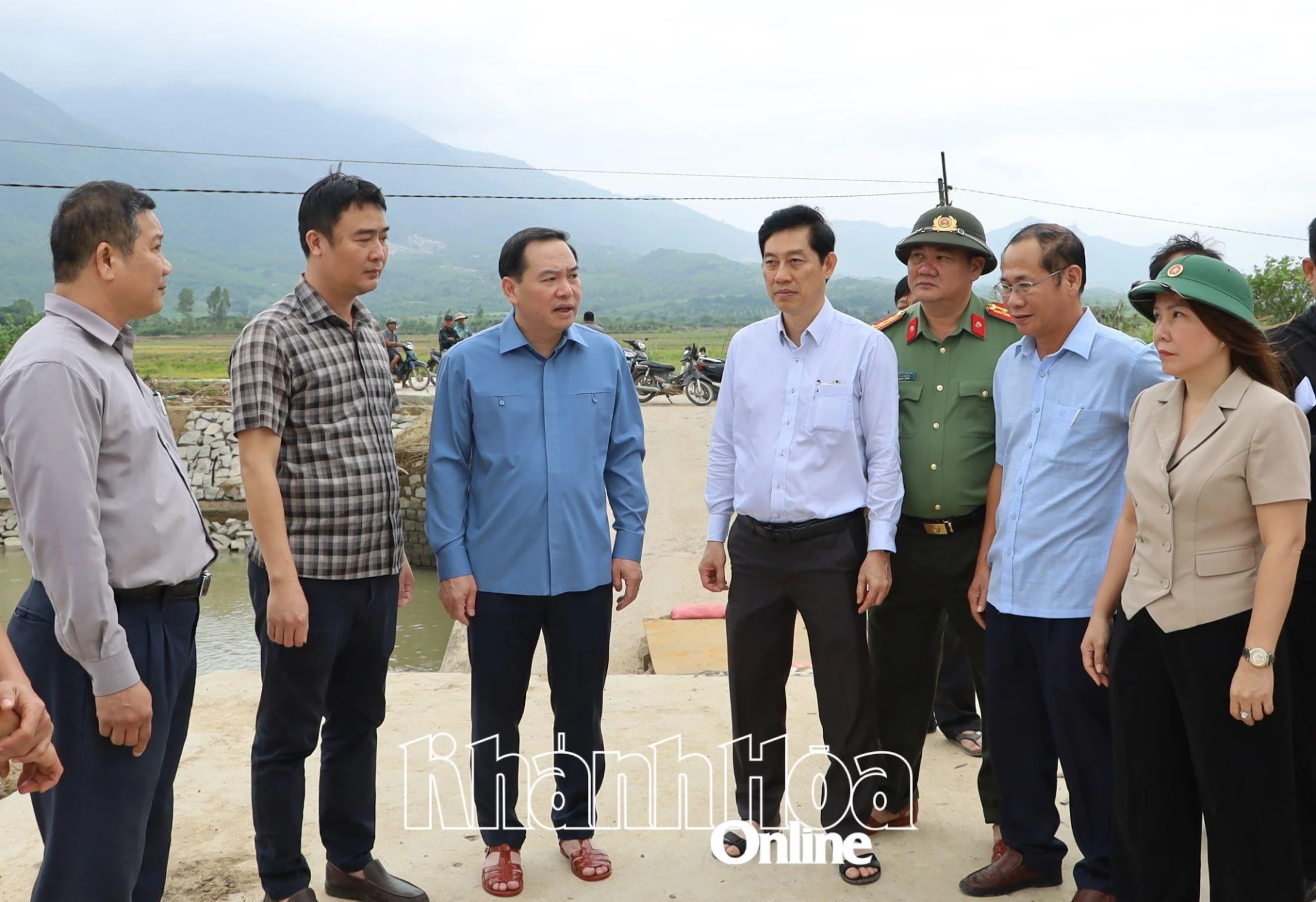 Đồng chí Hồ Xuân Trường kiểm tra công trình cầu suối Bà Tứ (xã Nam Ninh Hoà) bị hư hỏng do mưa lũ.