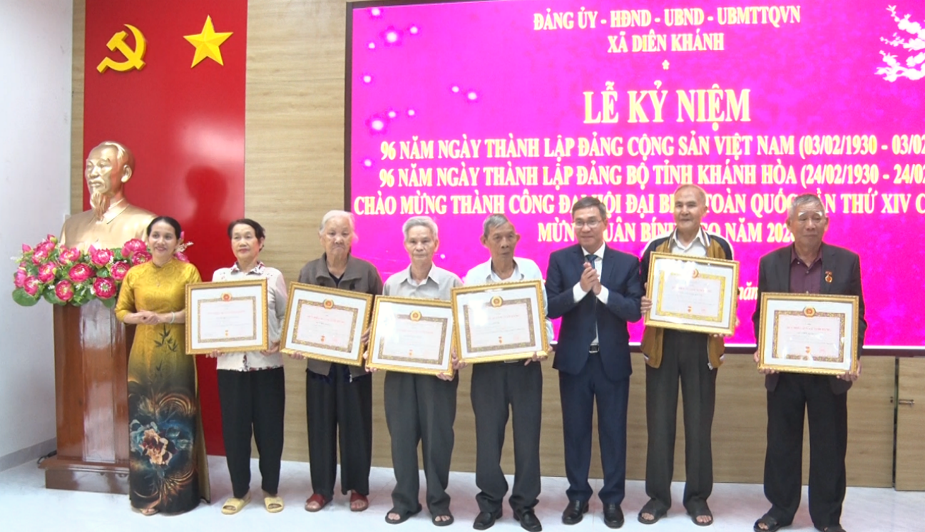 Thường trực Đảng ủy xã Diên Khánh trao huy hiệu Đảng cho các Đảng viên