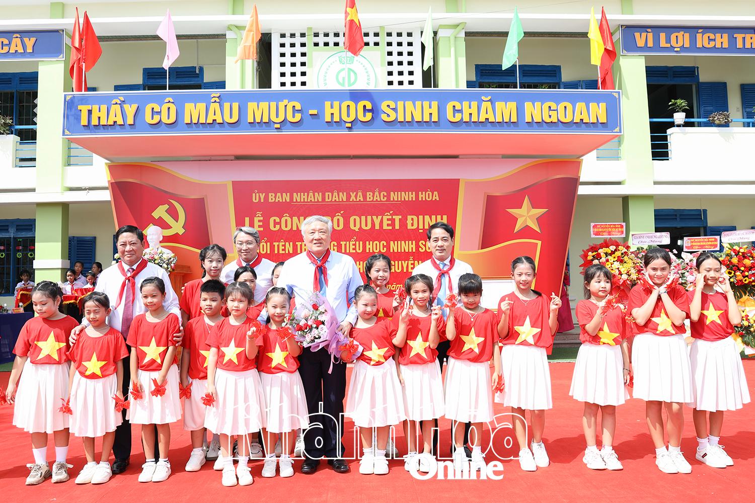 Đồng chí Nguyễn Hòa Bình cùng các đại biểu tặng hoa chúc mừng đội văn nghệ.