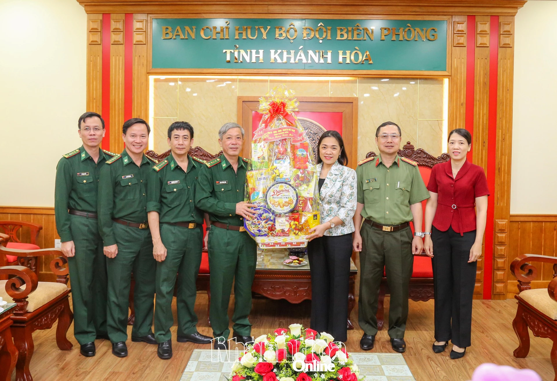 Đồng chí Trần Thu Mai trao quà Tết cho Ban Chỉ huy Bộ đội Biên phòng tỉnh