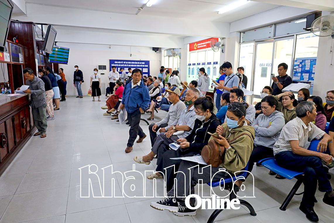 Bộ phận một cửa UBND TP. Nha Trang lúc 10 giờ ngày 11-3.