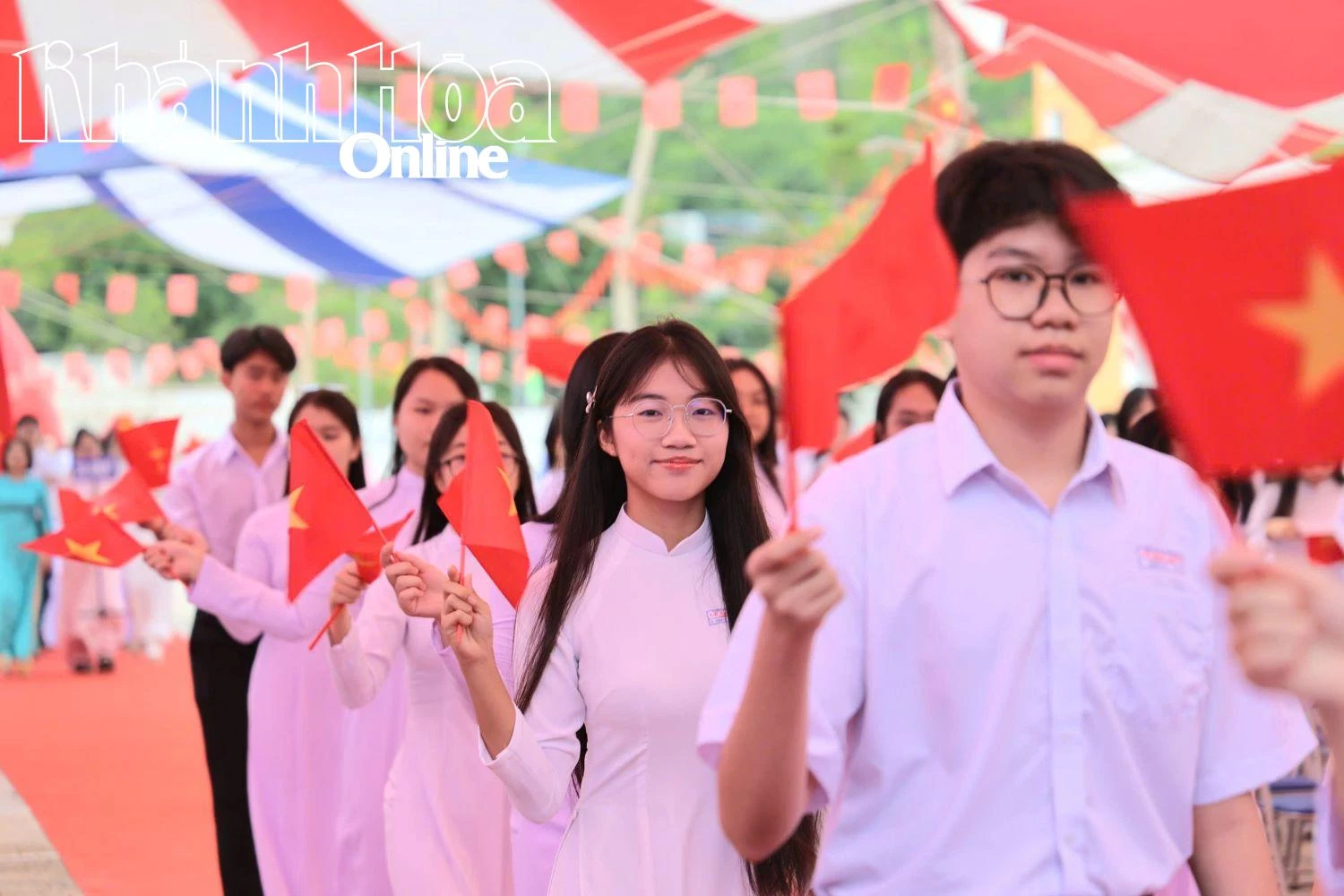 Dịp này, nhà trường chào đón 267 học sinh lớp 10. 