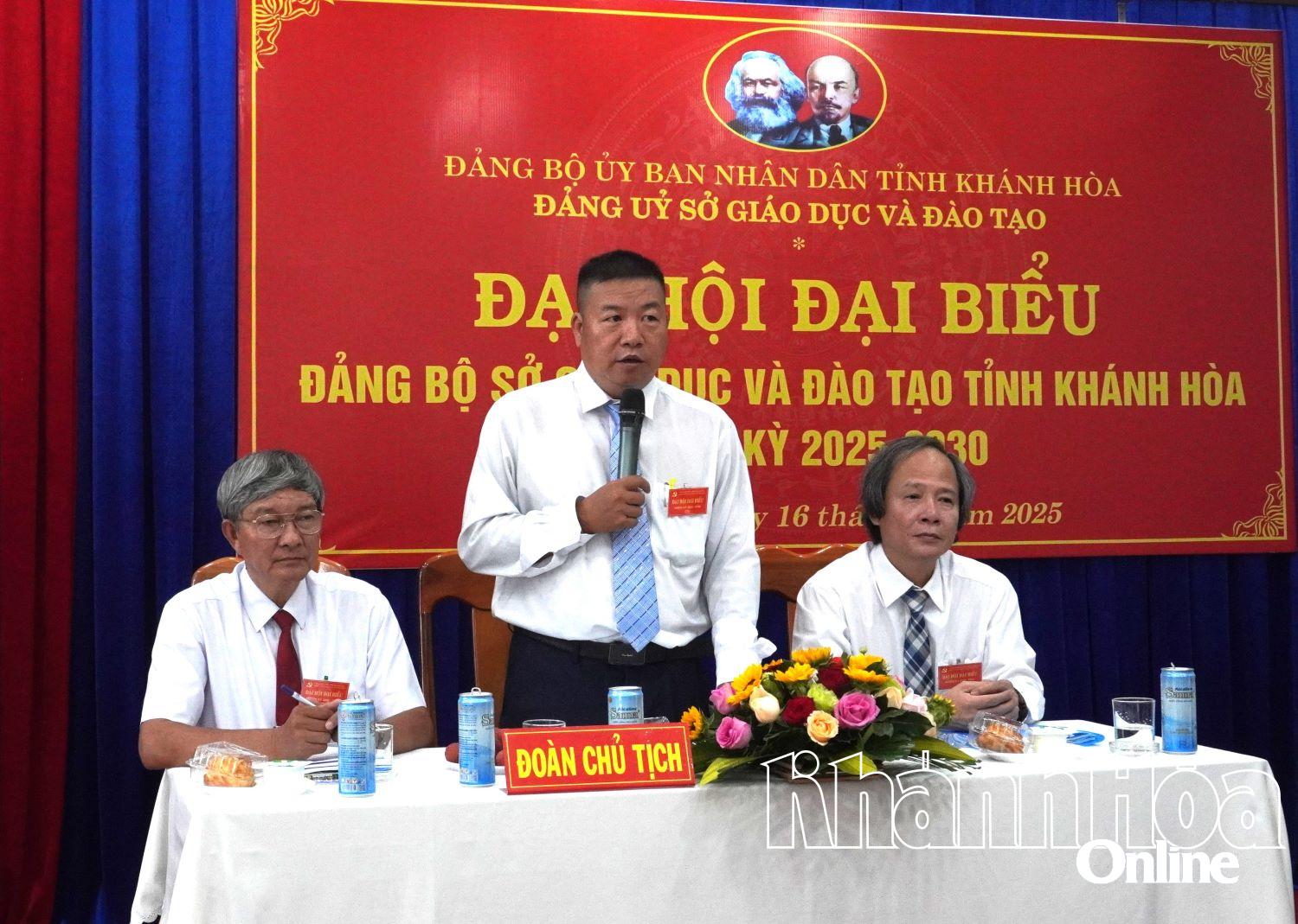 Ông Võ Hoàn Hải - Ủy viên Ban Thường vụ Tỉnh ủy, Bí thư Đảng ủy, Giám đốc Sở Giáo dục và Đào tạo phát biểu tại đại hội.