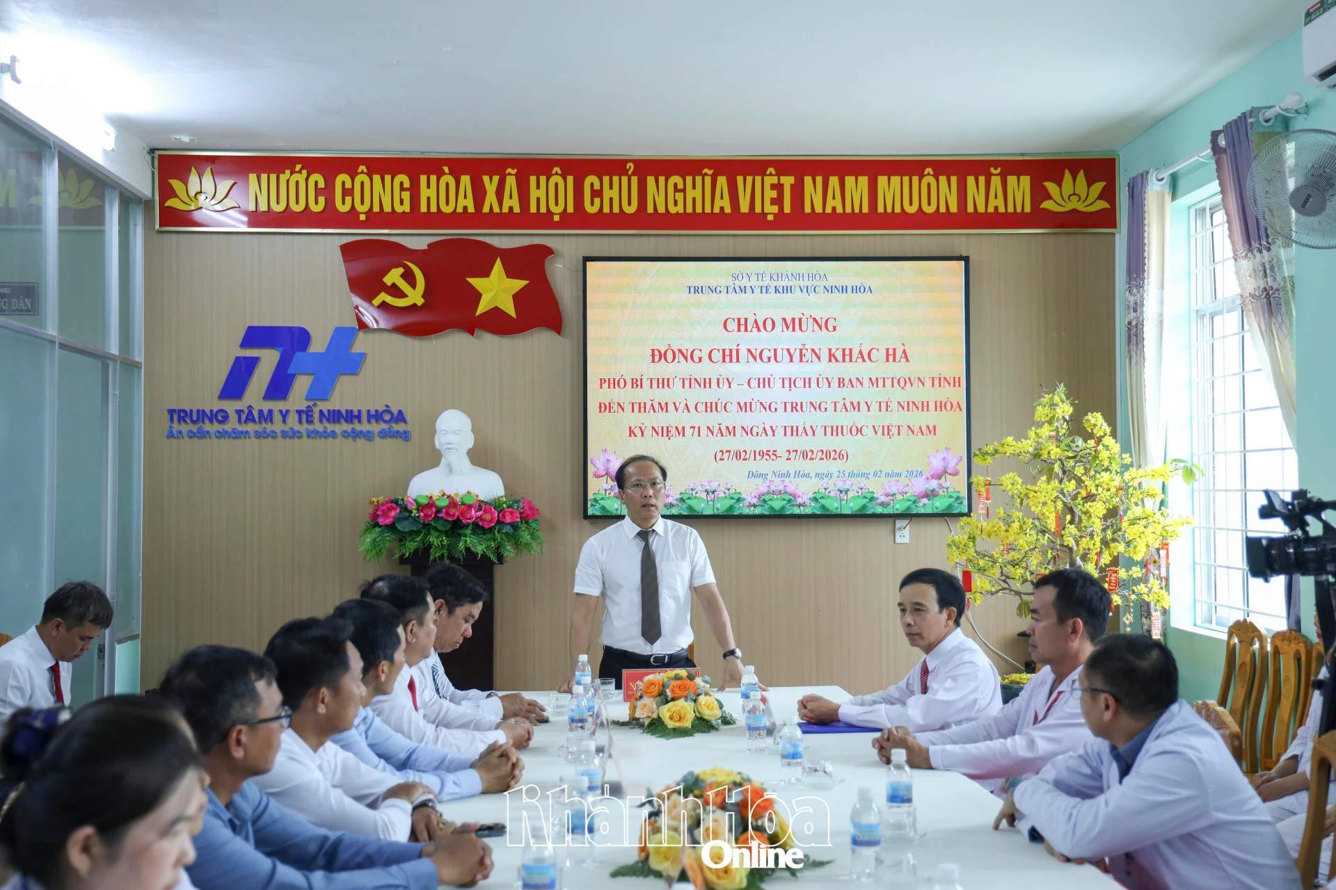 Đồng chí Nguyễn Khắc Hà phát biểu chúc mừng đội ngũ y, bác sĩ Trung tâm y tế khu vực Ninh Hòa.