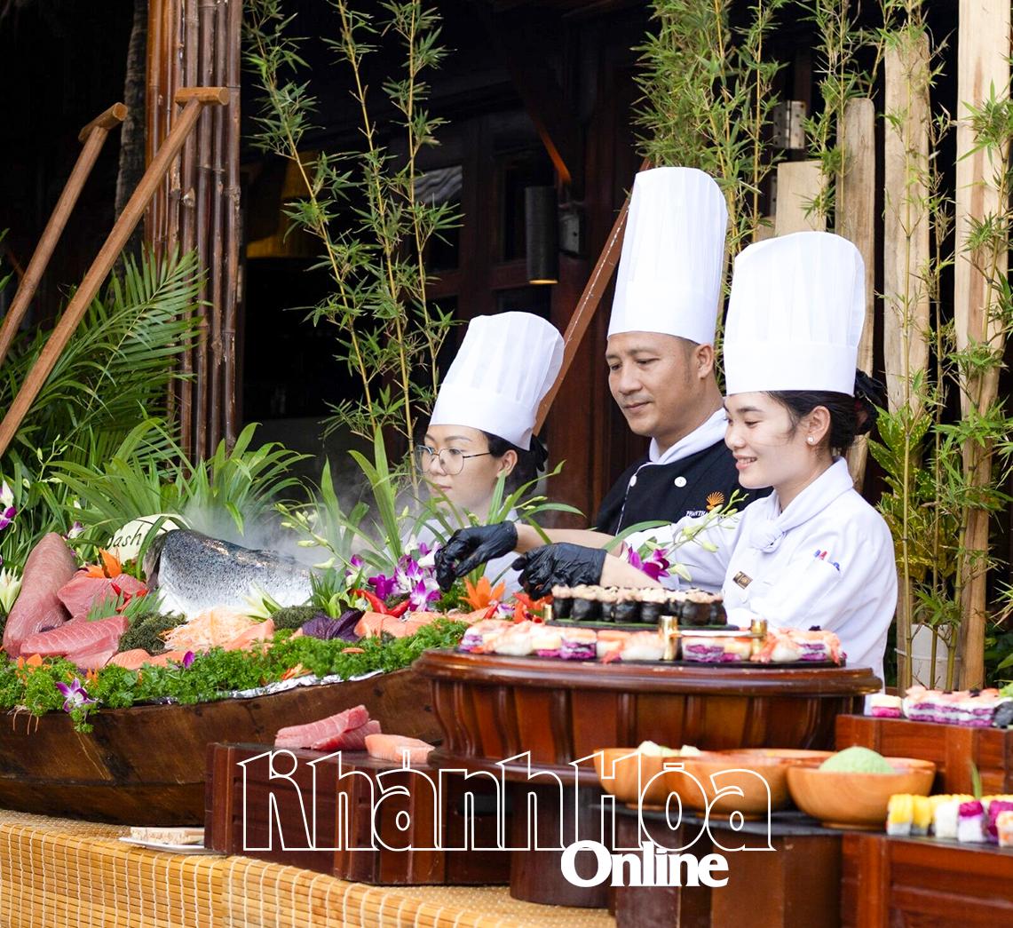 Nhân viên Khu nghỉ dưỡng The Anam Cam Ranh đang chuẩn bị tiệc buffet ngoài trời.  