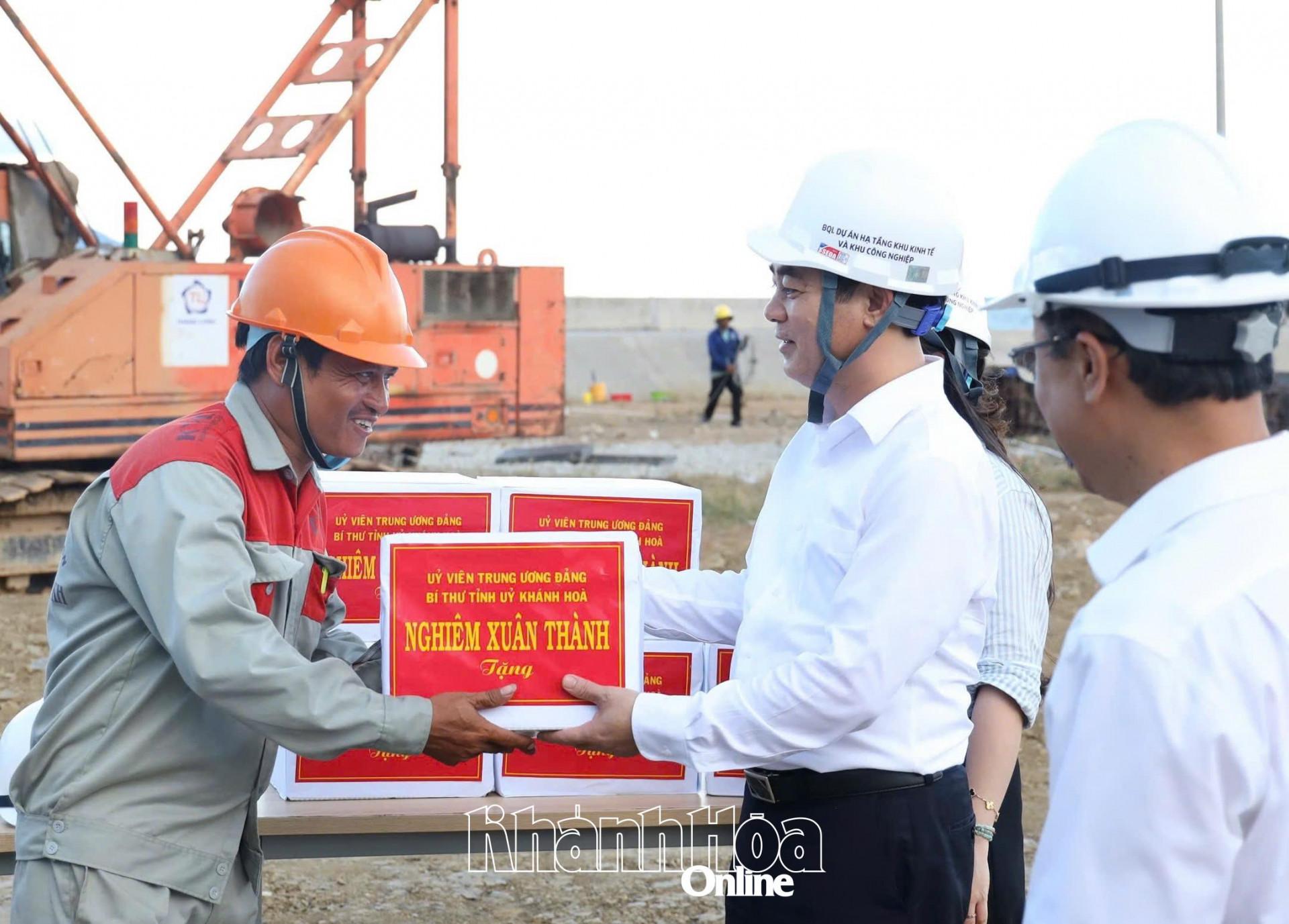 Bí thư Nghiêm Xuân Thành tặng quà cho công nhân thi công Dự án Tuyến đường ven biển từ xã Vạn Lương, huyện Vạn Ninh đi thị xã Ninh Hòa 