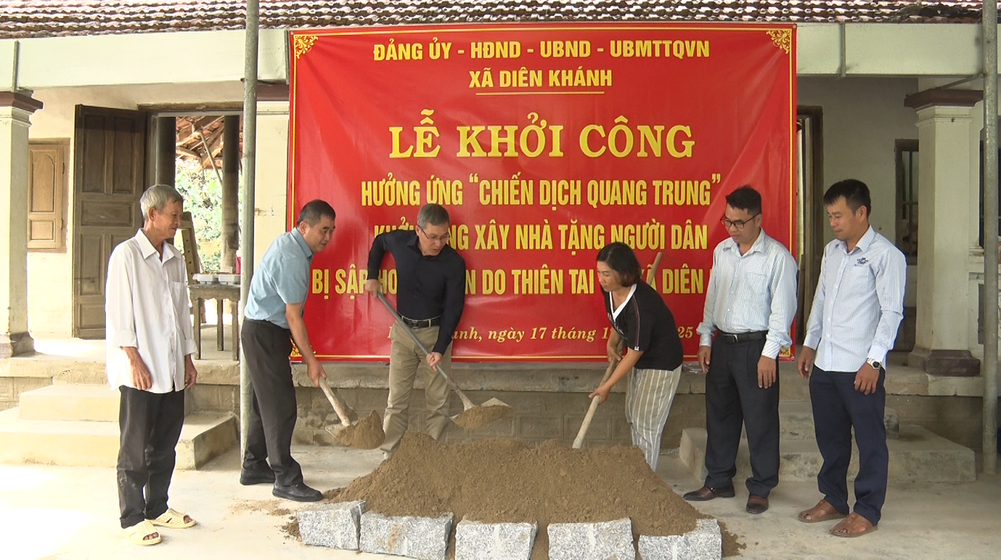 Các đồng chí lãnh đạo xã và hộ dân thực hiện nghi thức động thổ xây dựng nhà  tại thôn Võ Kiện