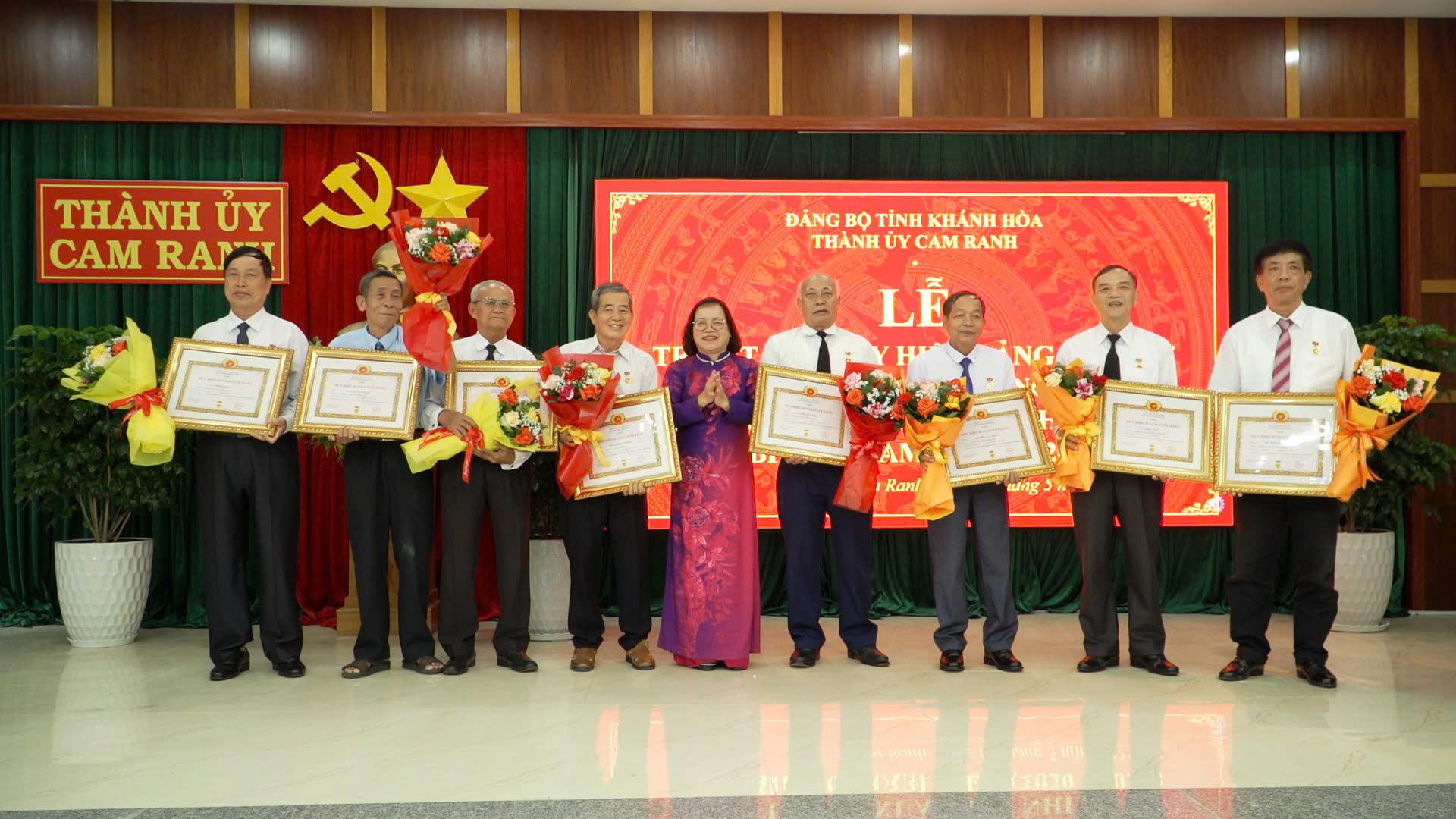 lãnh đạo Thành uỷ Cam Ranh trao Huy hiệu đảng cho đảng viên 45  năm tuổi đảng.