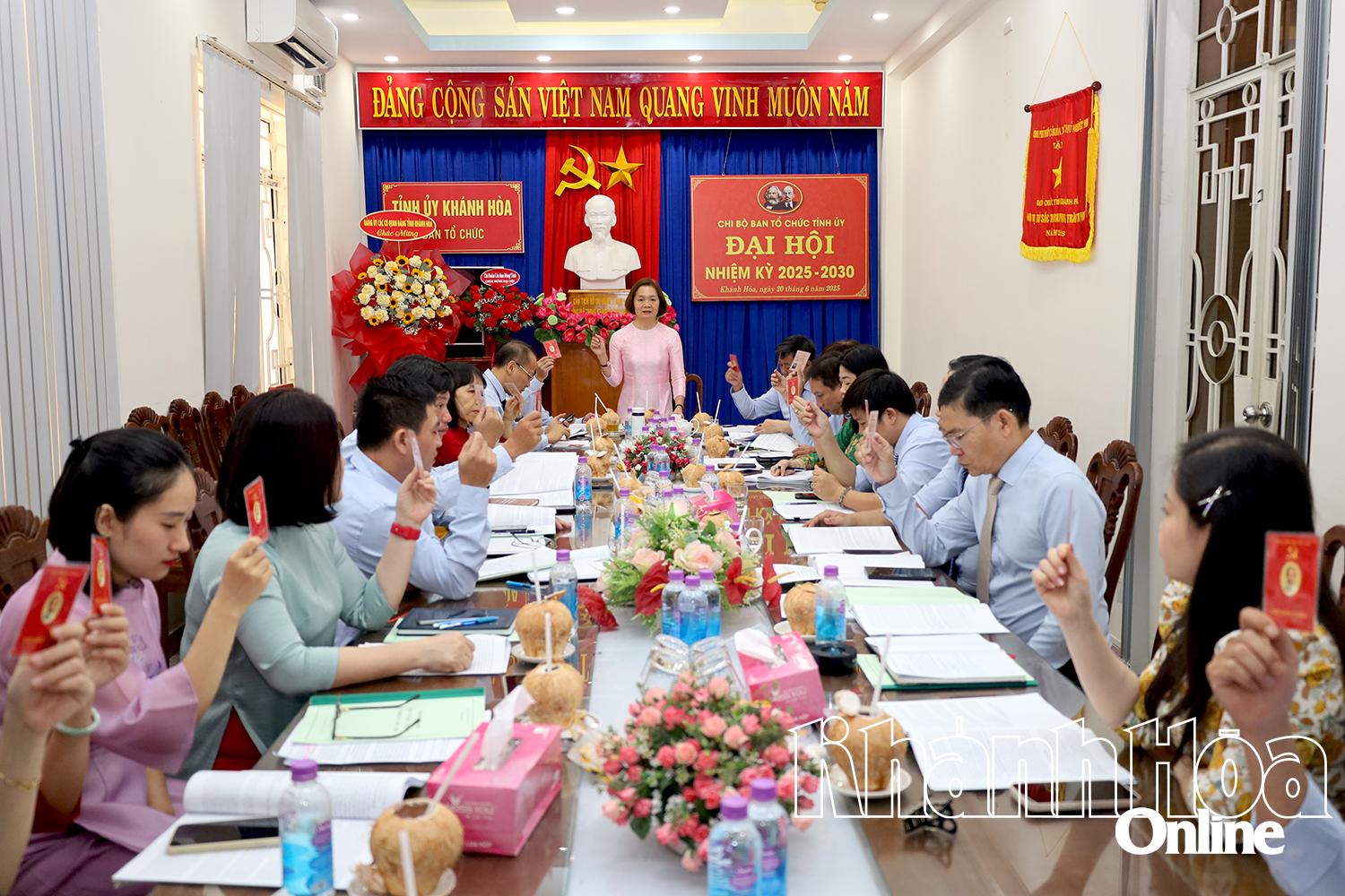 Đại biểu biểu quyết thông qua dự thảo Nghị quyết Đại hội.