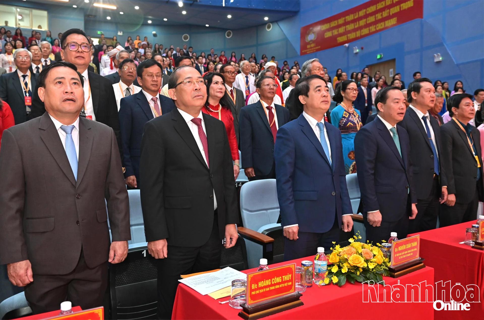 Các đại biểu thực hiện nghi lễ chào cờ.  