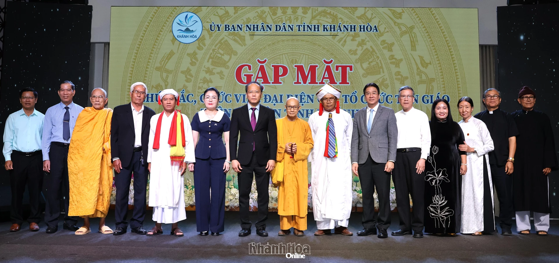 Lãnh đạo tỉnh chụp hình cùng đại diện các tổ chức tôn giáo.