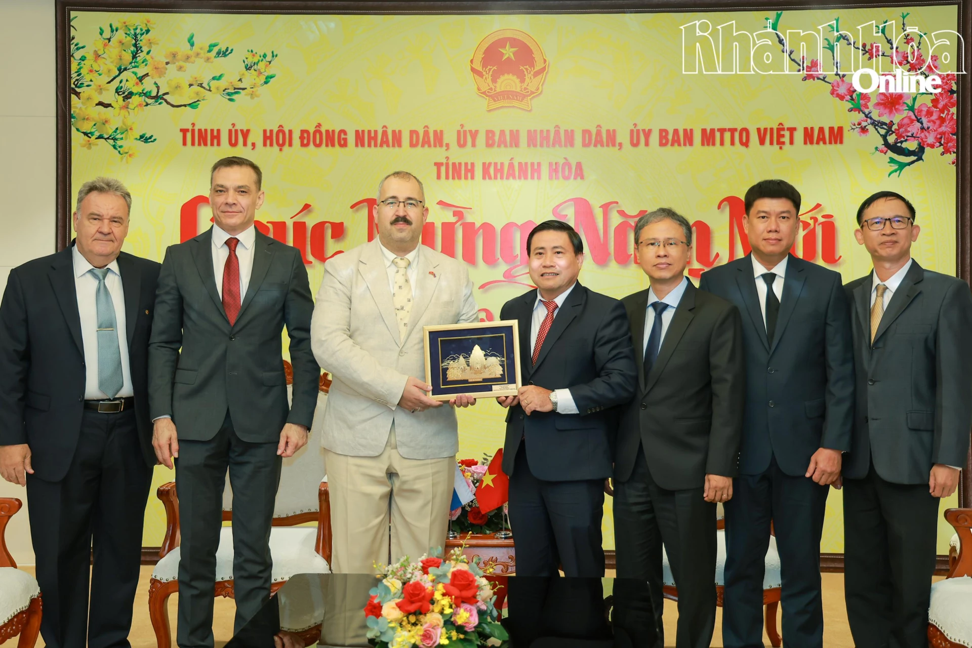 Đồng chí Lâm Đông cùng ông Sadykov Timur và các thành viên tham dự buổi tiếp chụp hình lưu niệm.    