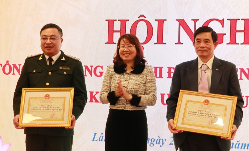 Bà Phan Thị Hồng Hà - Vụ trưởng Vụ tổ chức cán bộ tặng Bằng khen của Bộ trưởng Bộ Tư pháp cho Sở Tư pháp, Cục THADS Lâm Đồng vì đã có thành tích trong công tác thi đua.