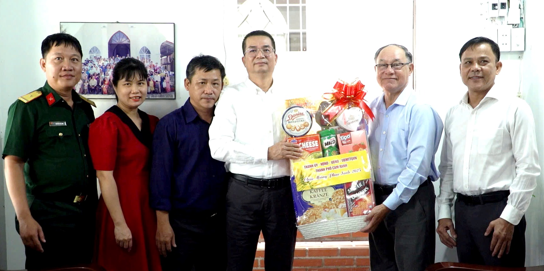 Thành phố thăm, chúc mừng Chi hội tin lành Cam Nghĩa