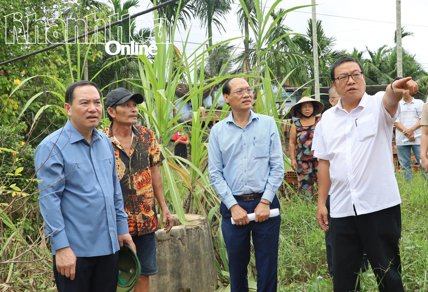 Đồng chí Hồ Xuân Trường đến kiểm tra hộ gia đình ông Trần Phất có nhà bị sập do mưa lũ.