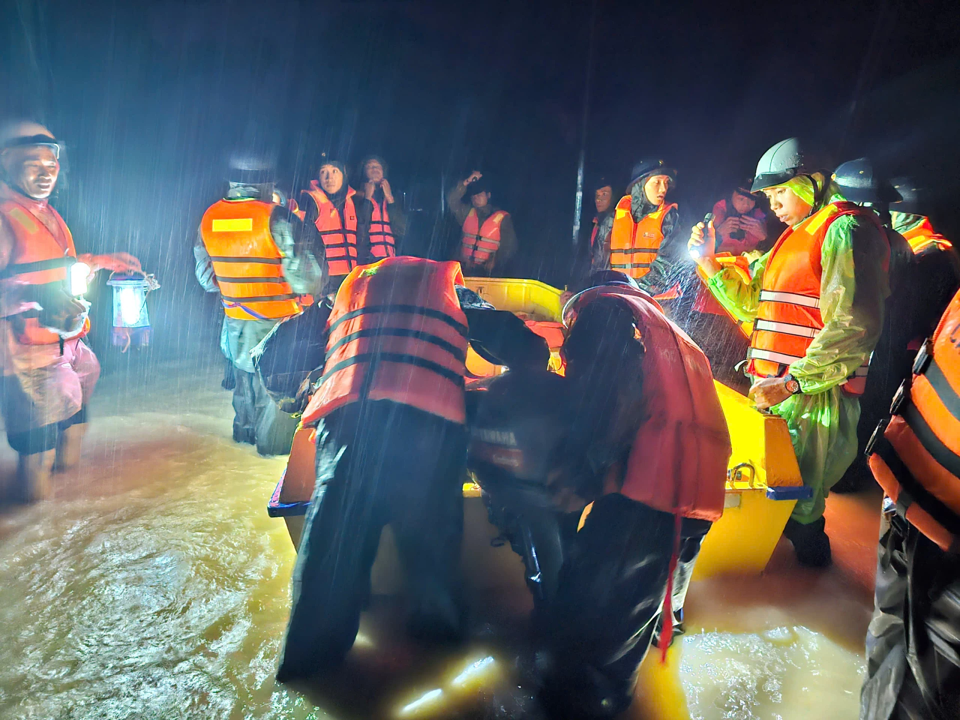 Hỗ trợ người dân trong đêm.