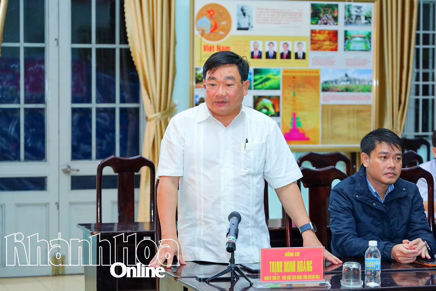 Đồng chí Trịnh Minh Hoàng báo cáo tại buổi làm việc.