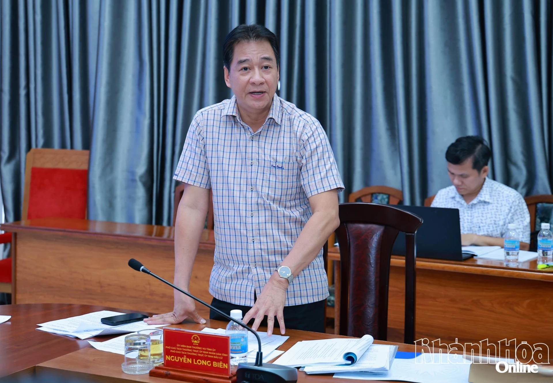 Đồng chí Nguyễn Long Biên phát biểu góp ý tại cuộc họp.