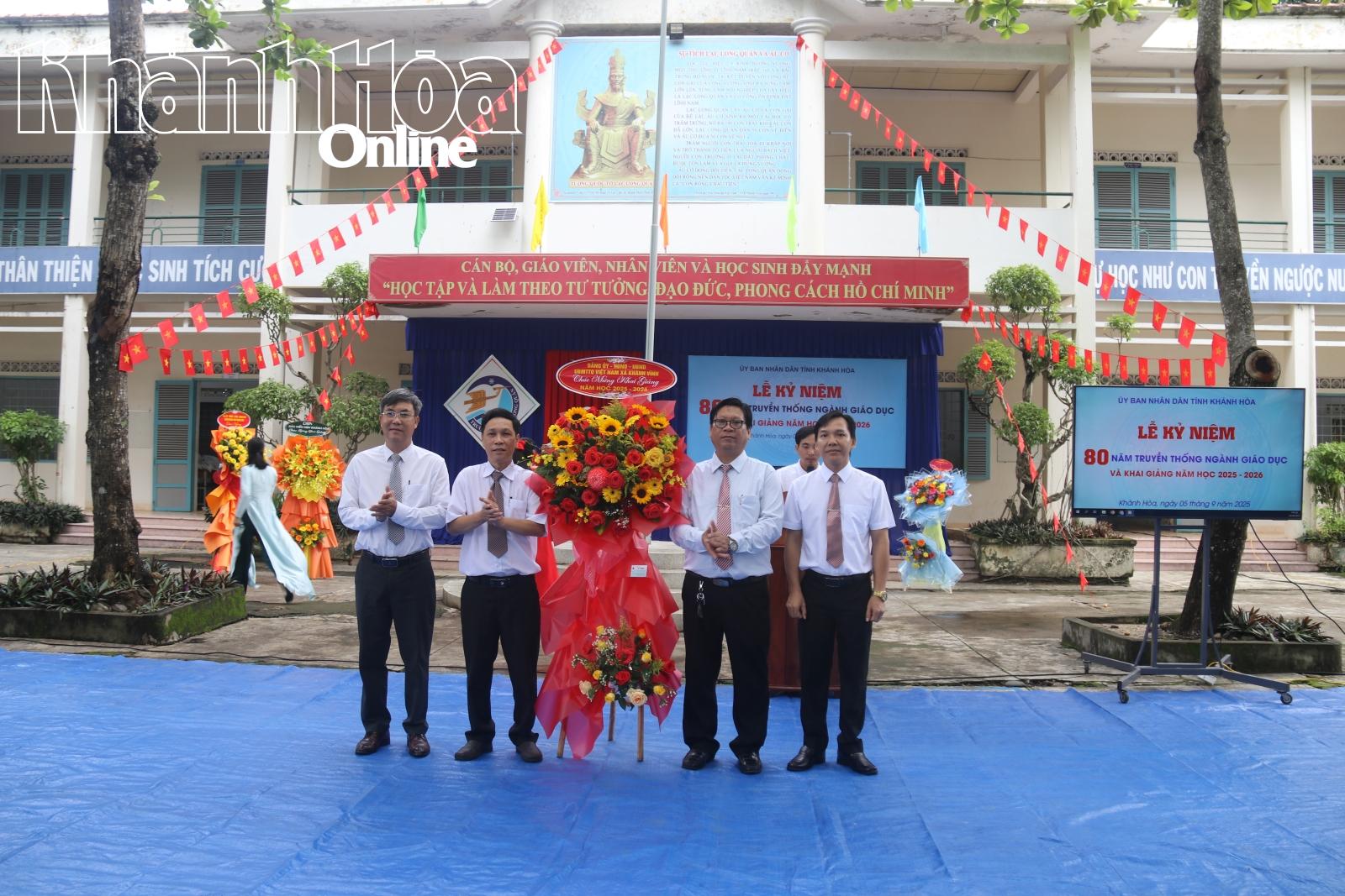 Lãnh đạo xã Khánh Vĩnh tặng lẵng hoa, chúc mừng Trường THPT Lạc Long Quân khai giảng năm học mới