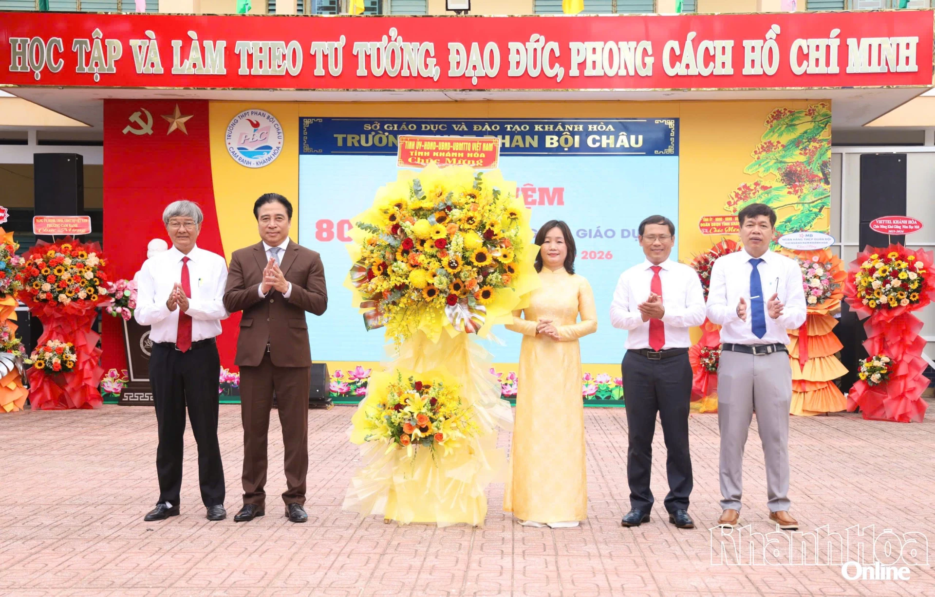 Đồng chí Nguyễn Khắc Toàn tặng hoa chúc mừng năm học mới tại Trường THPT Phan Bội châu