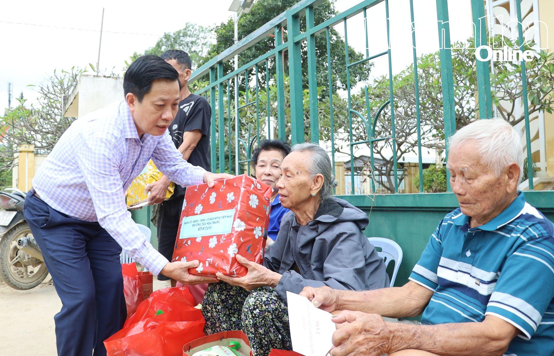 Đồng chí Hà Quốc Trị trao quà động viên người dân.